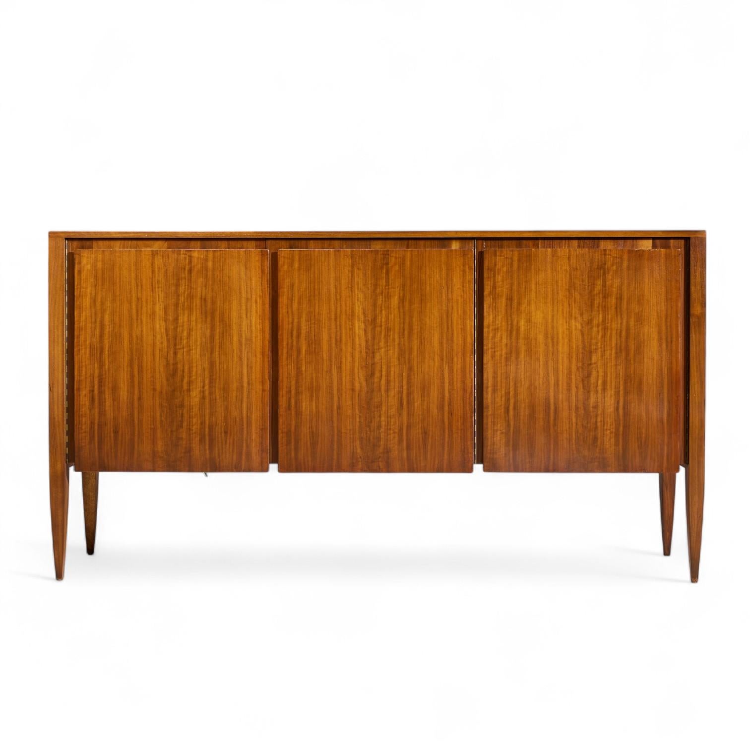 Gio Ponti pour Singer and Sons Modèle 2160 en noyer du milieu du siècle dernier

Cette armoire mesure : 69.75 de large x 19 de profond x 37,5 de haut

Tous les meubles peuvent être obtenus dans ce que nous appelons un état vintage restauré. Cela