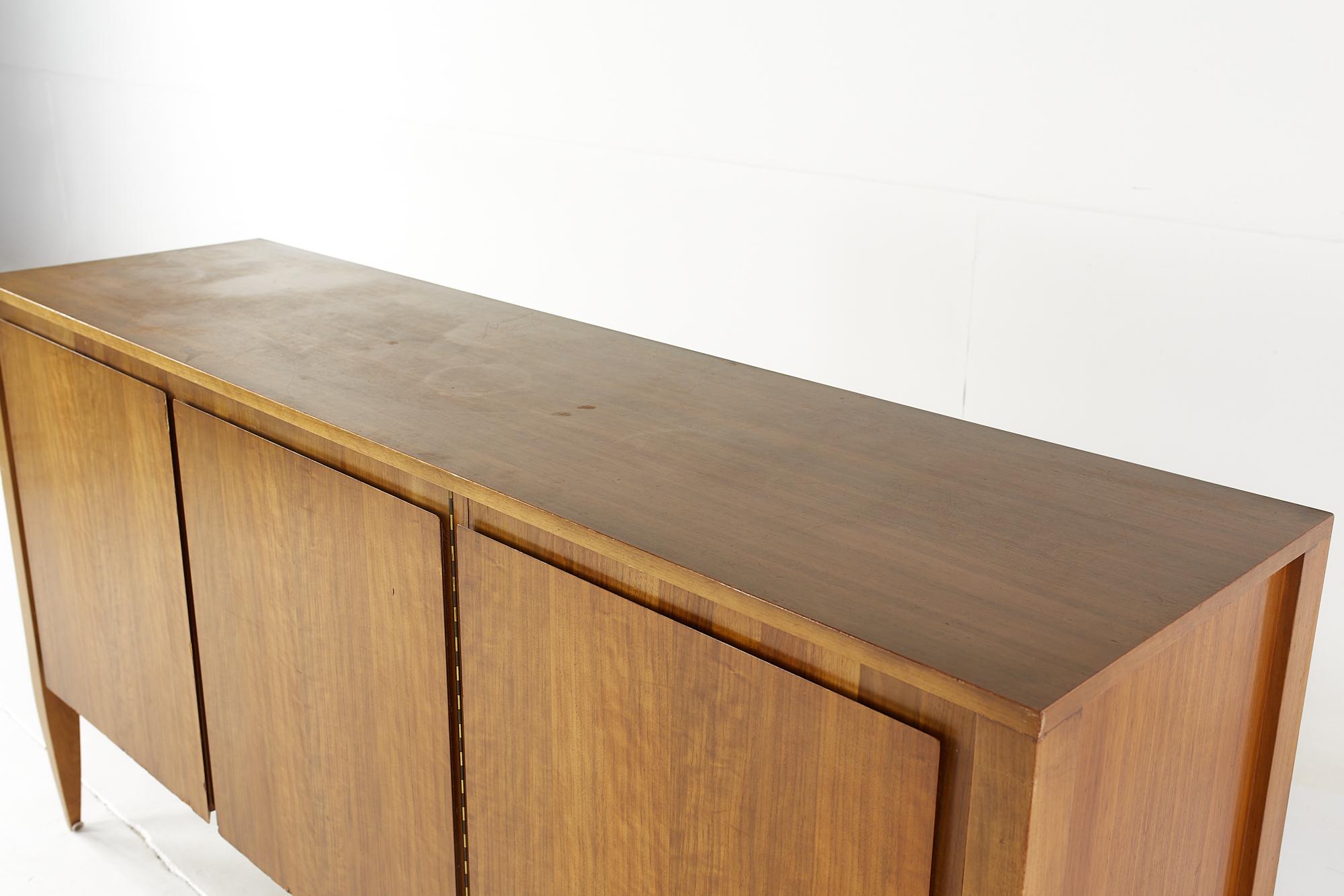 Mid-Century moderno Gio Ponti per Singer and Sons Armadio in noce modello 2160 di metà secolo in vendita