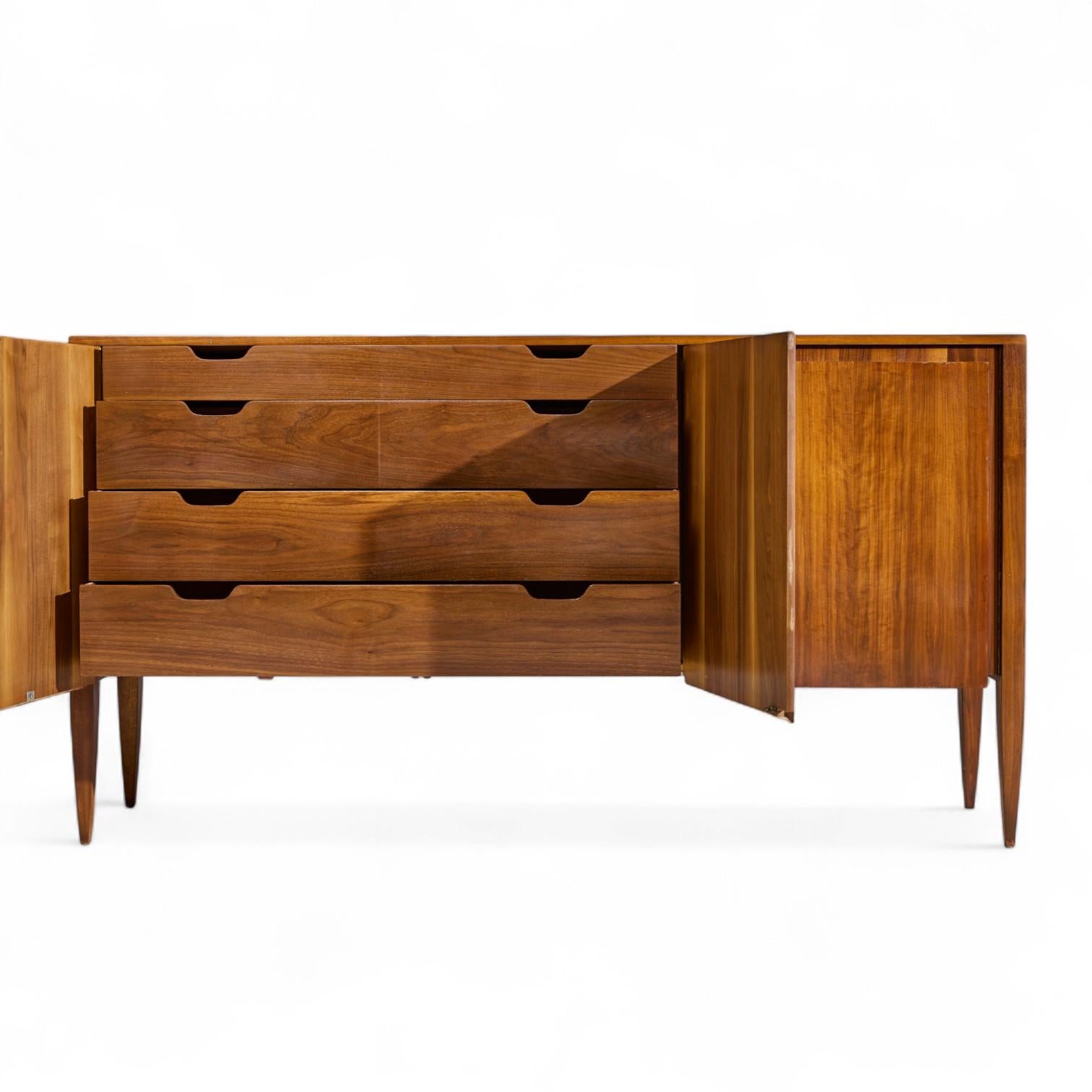Fin du 20e siècle Gio Ponti for Singer and Sons meuble de rangement mi-siècle en noyer Modèle 2160 en vente