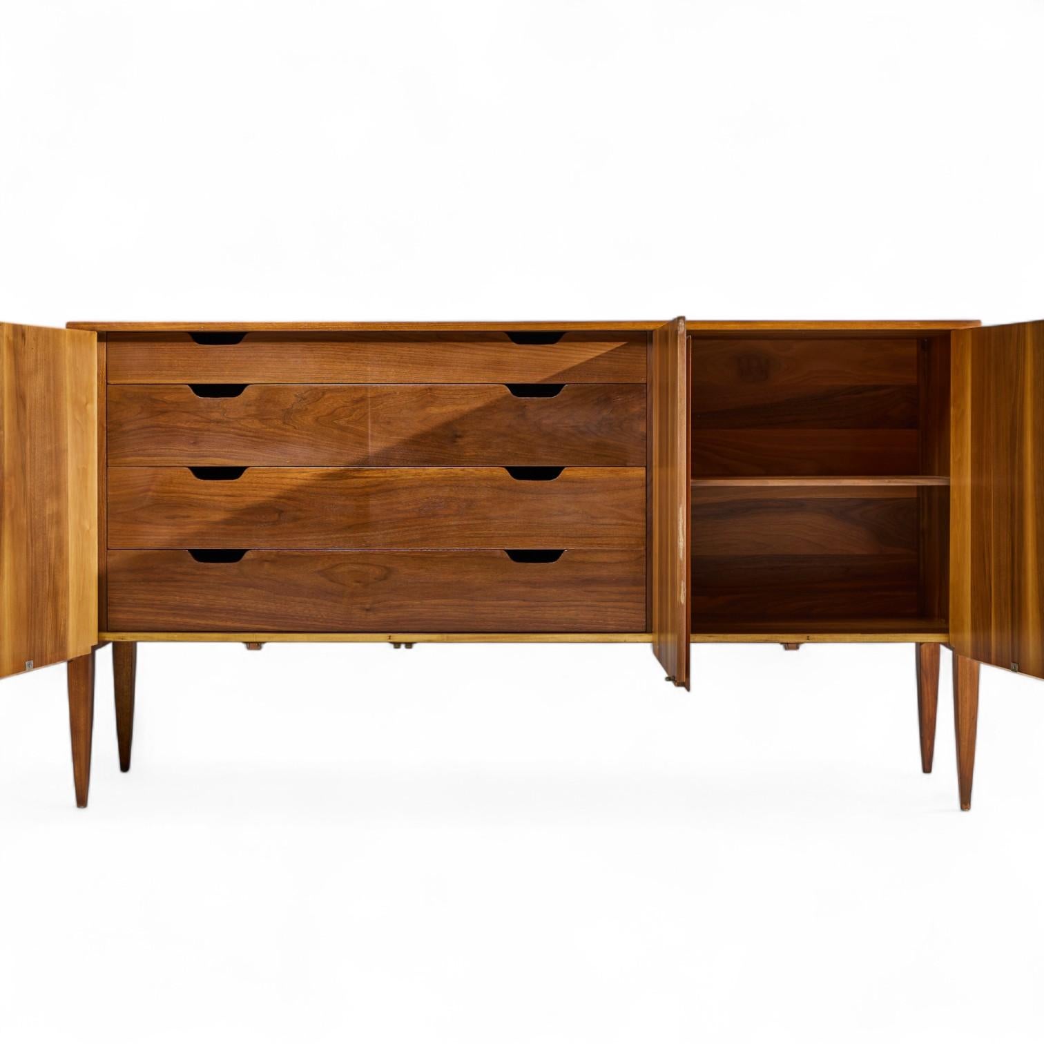 Noyer Gio Ponti for Singer and Sons meuble de rangement mi-siècle en noyer Modèle 2160 en vente