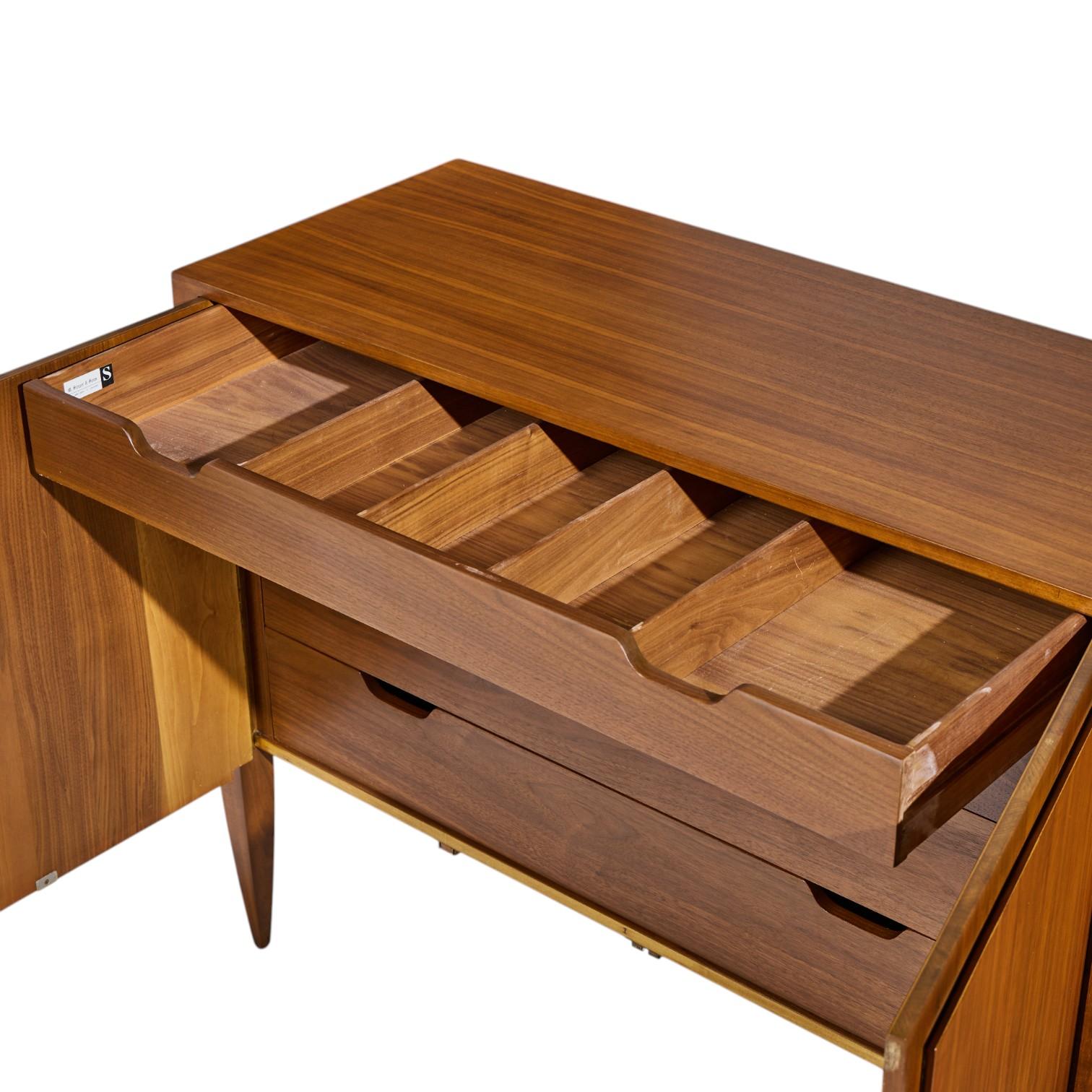 Gio Ponti for Singer and Sons meuble de rangement mi-siècle en noyer Modèle 2160 en vente 1