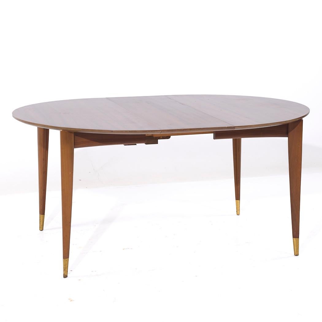 Gio Ponti for Singer and Sons Model 2135 MCM Walnut Expanding Dining Table In Good Condition For Sale In Countryside, IL