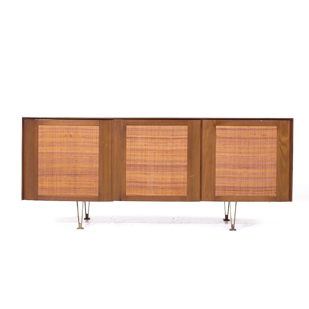Gio Ponti pour Singer and Sons Modèle 2184 Crédence du milieu du siècle en noyer, canne et laiton

Cette crédence mesure : 72 de large x 20 de profond x 30.25 de haut

Tous les meubles peuvent être achetés dans ce que nous appelons un état vintage