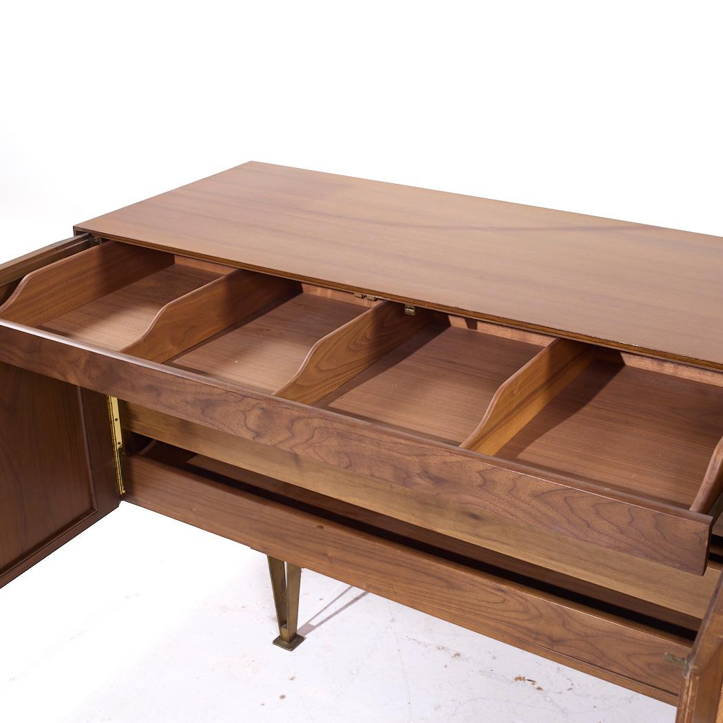 Gio Ponti pour Singer and Sons Modèle 2184 MCM Noyer, canne et laiton Crednza en vente 2
