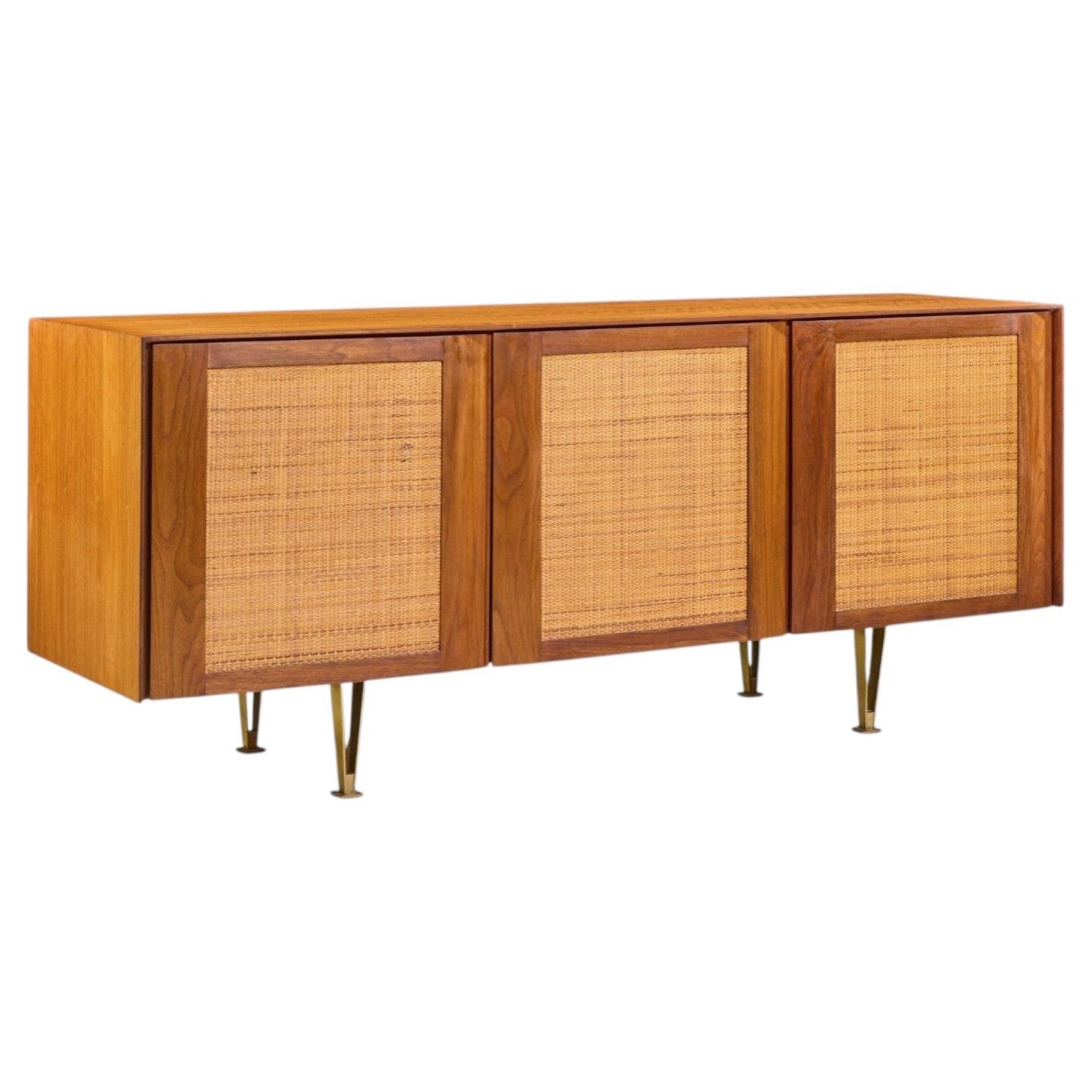 Gio Ponti pour Singer & Sons Modèle 2184 Crédence en noyer, canne et laiton