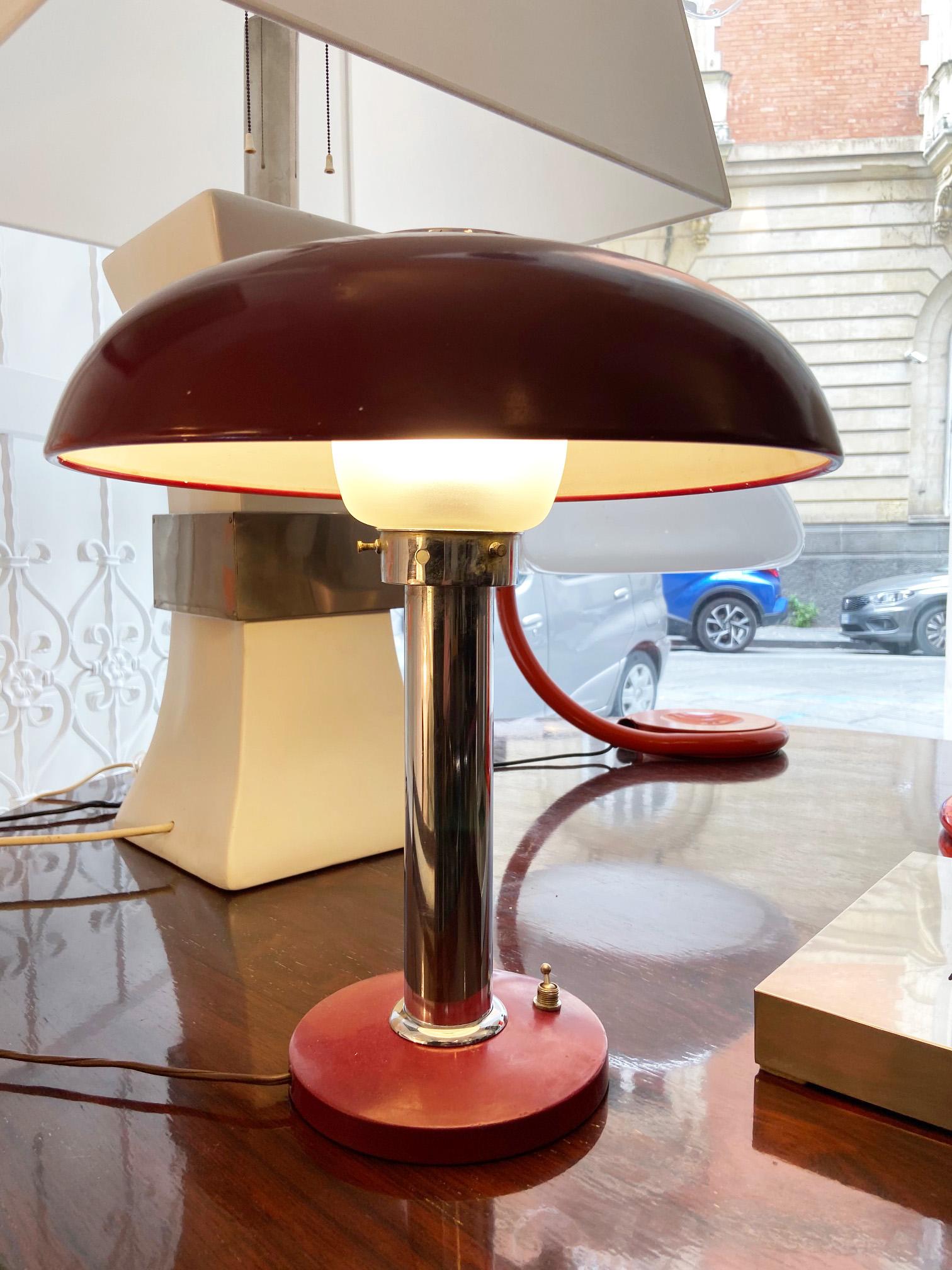 This table lamp model no. 546 from the 1940s is in painted and chromed metal with a satin glass shade, and was designed by Giò Ponti for Ugo Pollice.