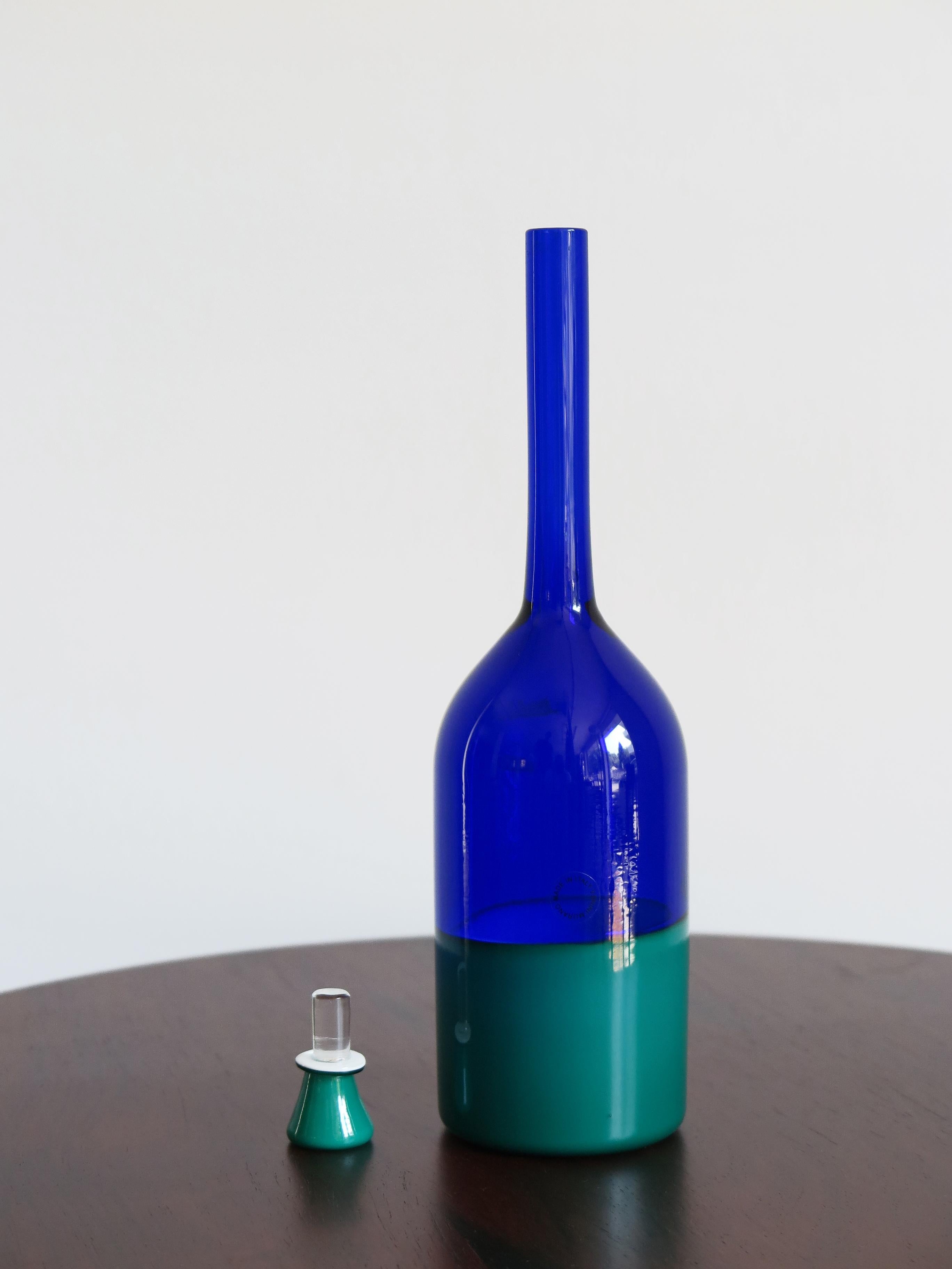 Serie di bottiglie in vetro 