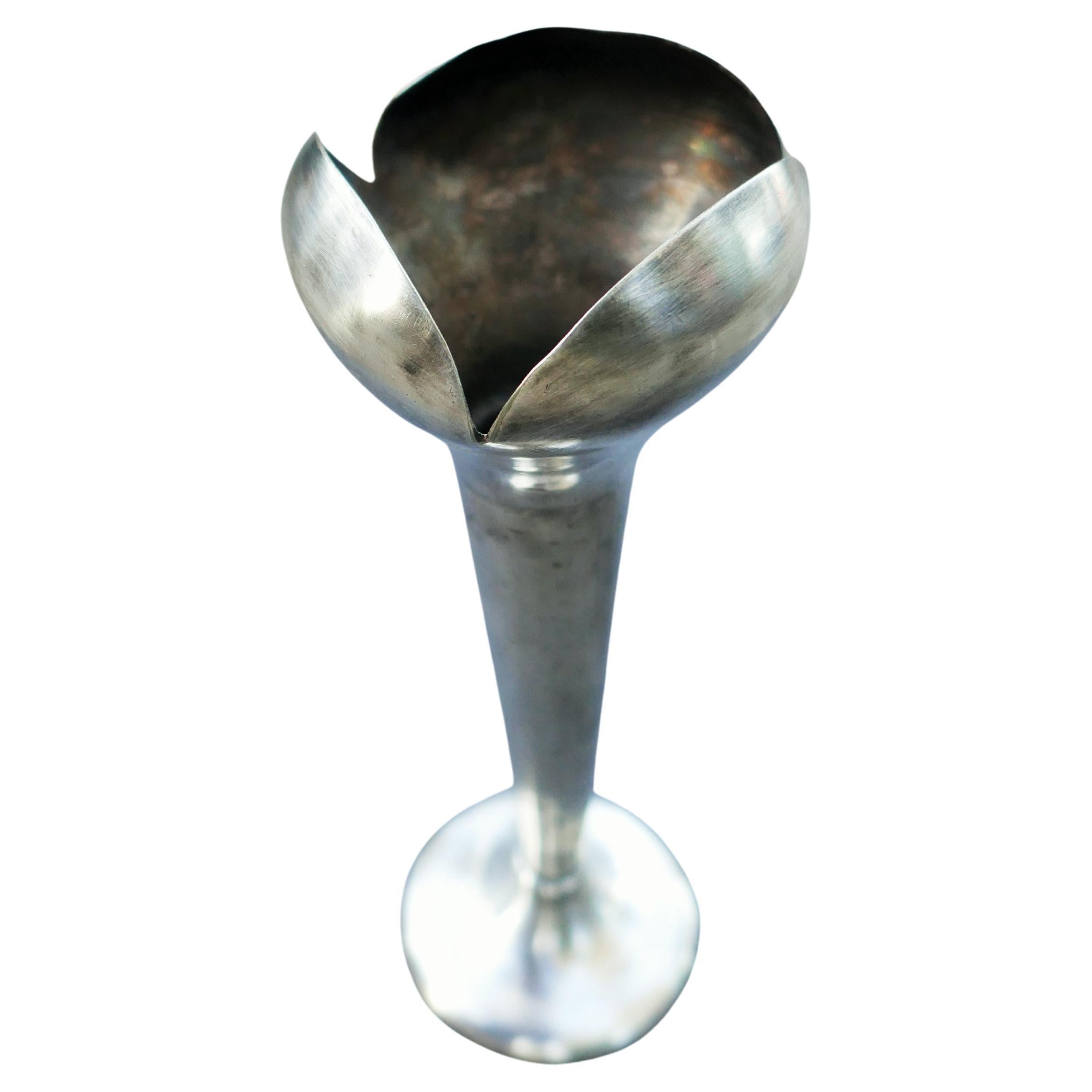 Single-flower silver alpaca vase by Gio Ponti for Calderoni.
Photo conditions
Thanks