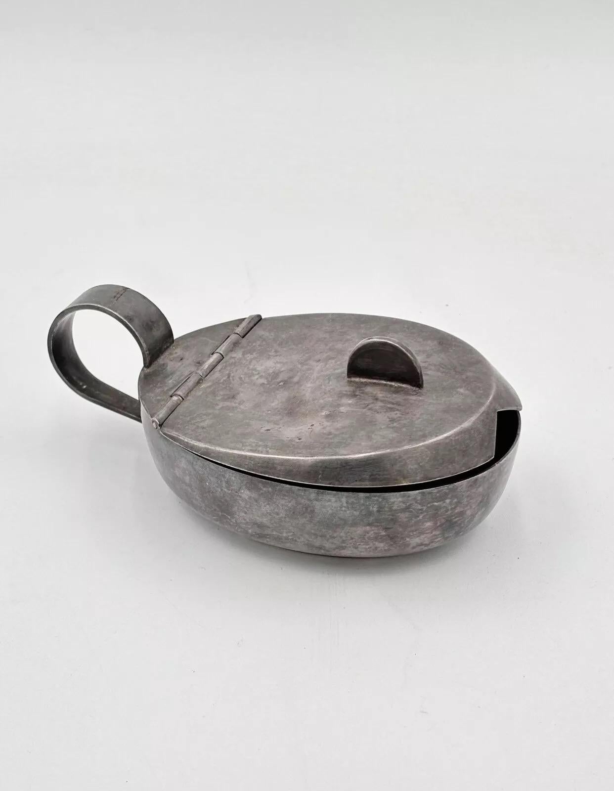 Gio Ponti Fratelli Calderoni Zuccheriera 1930’s Argento.


Struttura in alpacca argentato


Misure :


Altezza 6 cm

Larghezza 10 cm

Profondità 17 cm


L’articolo è in buone condizioni conservative, non vi è alcun difetto estetico o strutturale
