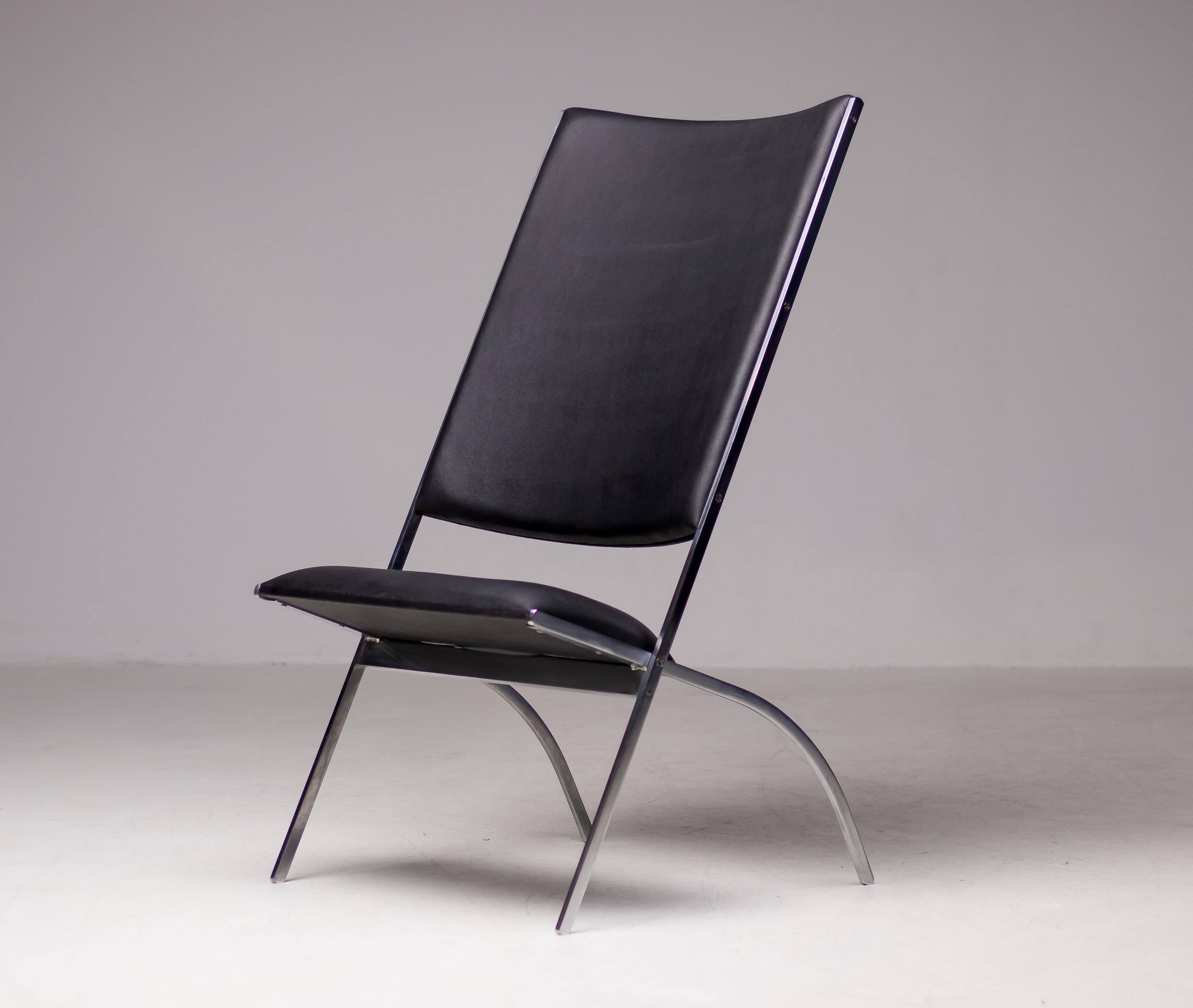 Sedia lounge pieghevole Gabriella con struttura in acciaio, seduta e schienale rivestiti in Naugahyde nero.  
Questa sedia iconica è stata progettata dal designer italiano Gio Ponti e pubblicata in edizione limitata di 100 pezzi da Paolo Pallucco