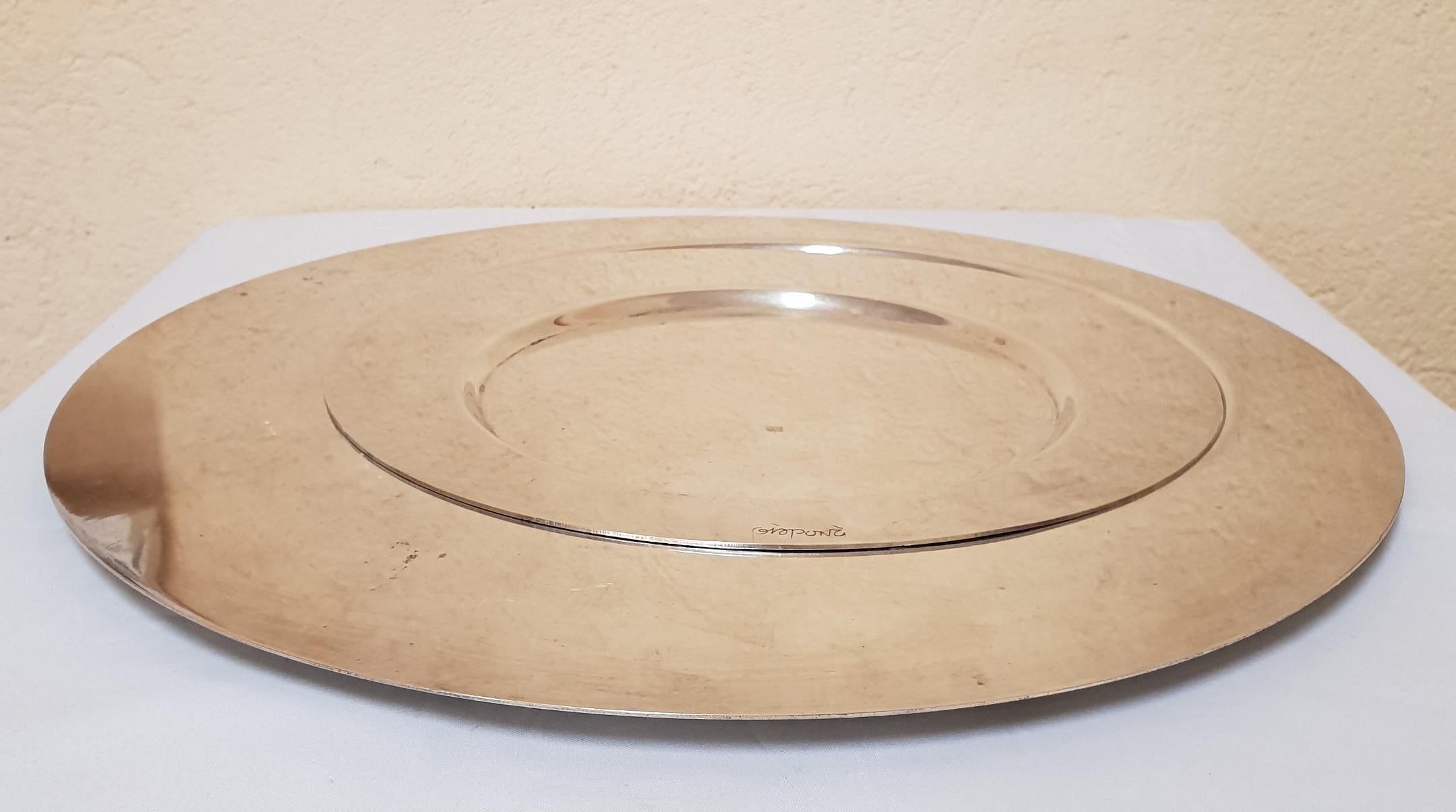 2 original metal dishes in 2 differents dimentions, made to put one inside the other.
Originally used as empty pocket.
signed by Giò Ponti design 
Giò Ponti was a very important italian designer who worked with M. Cleto Munari for the production of