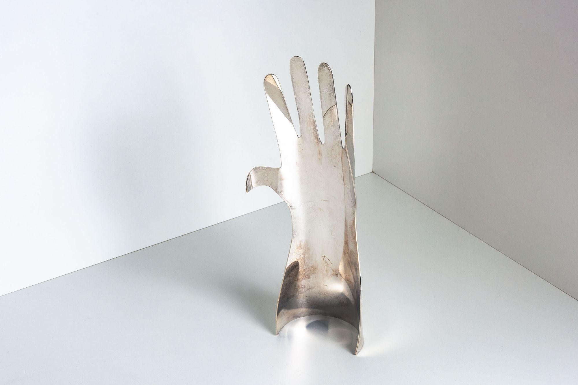 Scultura a mano Gio Ponti di Sabattini in metallo placcato argento made in Italy 1978
Dimensioni:
13½ h × 3¾ w × 3¼ d in