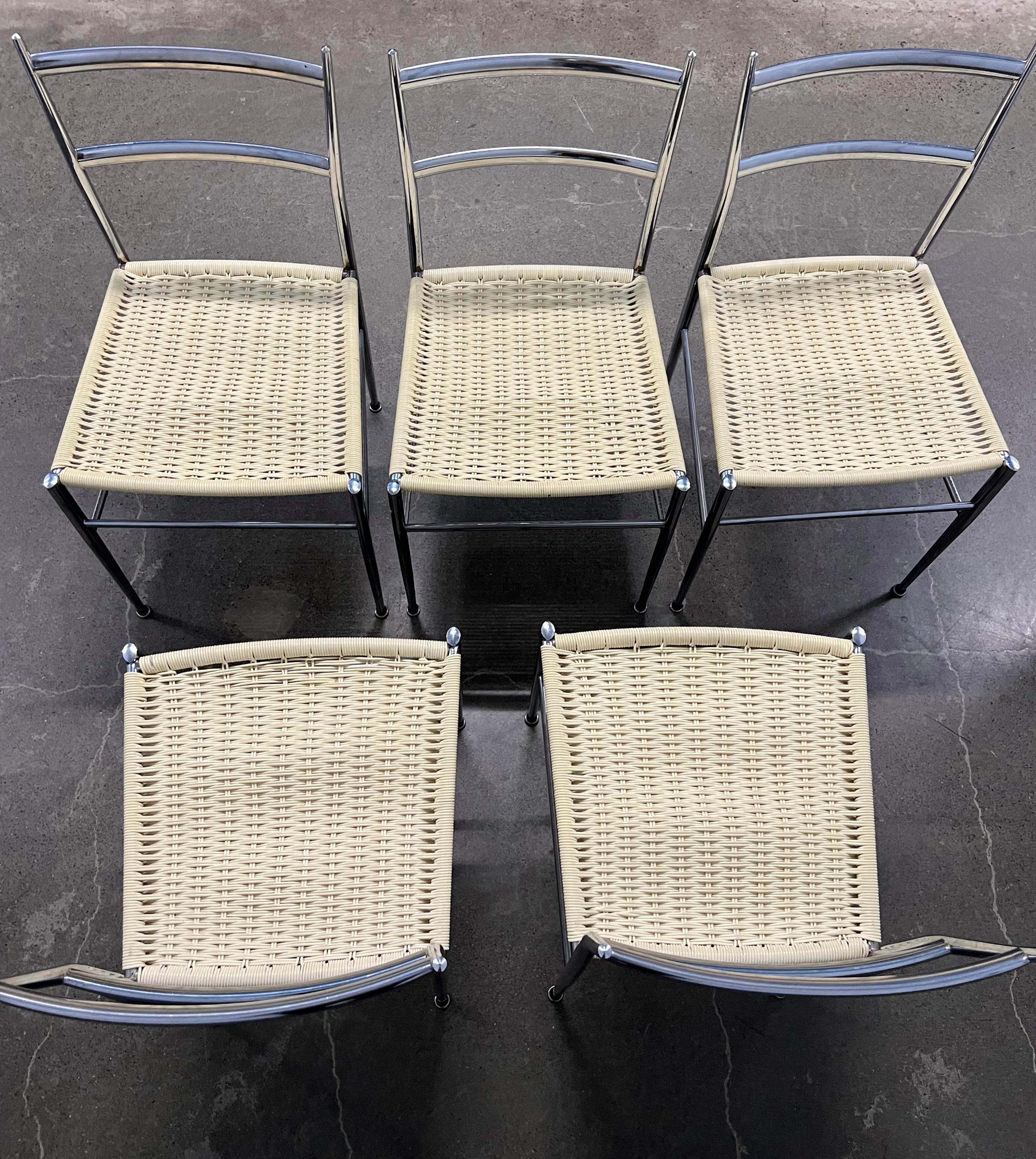 Gio Ponti, architecte et designer italien influent, a créé la chaise Superleggera en 1957. La philosophie du design de Gio Ponti était centrée sur la combinaison de la forme et de la fonction pour créer des meubles intemporels et élégants. La chaise