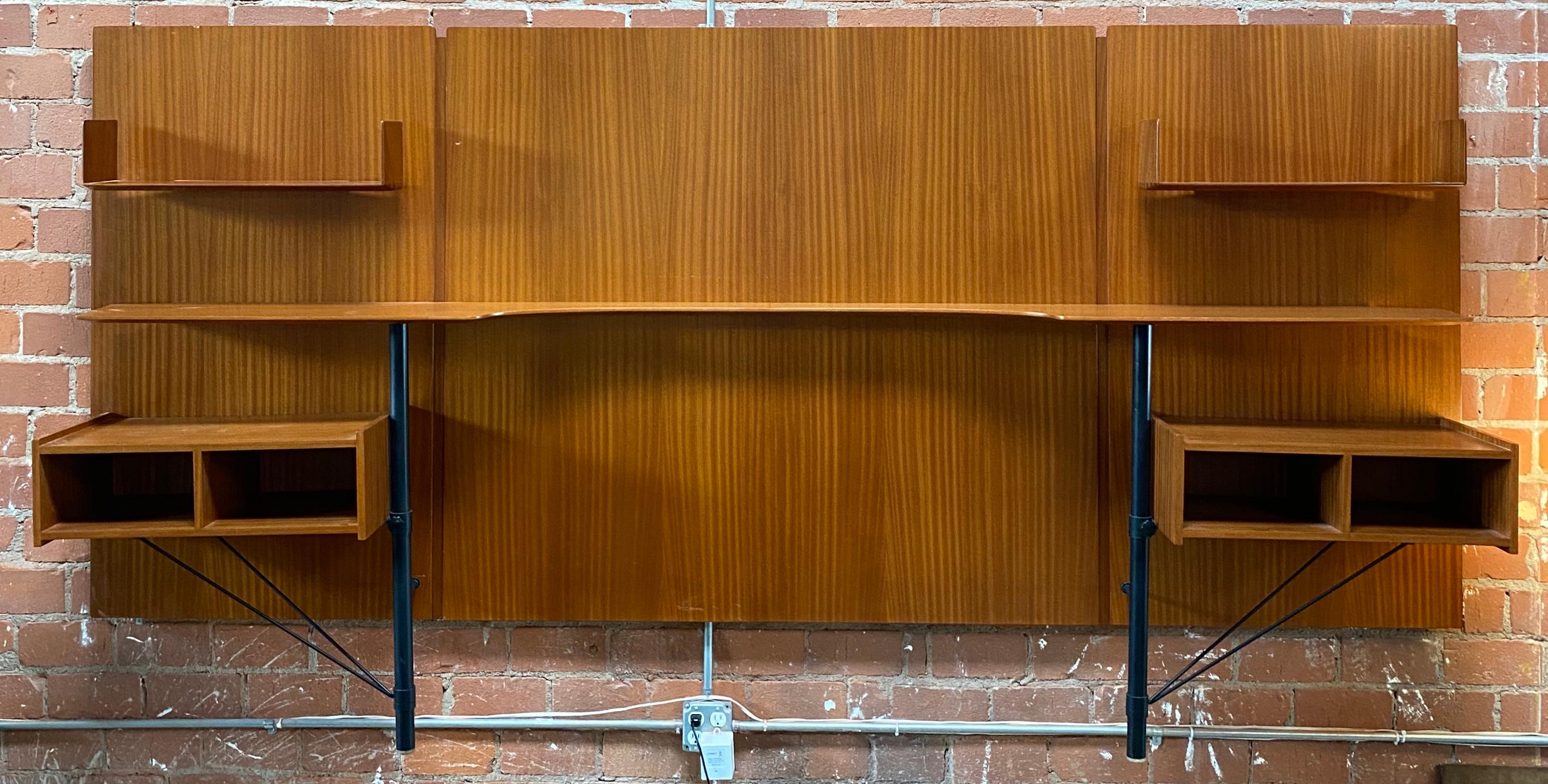 Headboard designed by Gio Ponti for Singer and Songs in 1950s, The structure is made of mahogany and it has the original drawers and made with 3 pieces. Original vintage conditions.