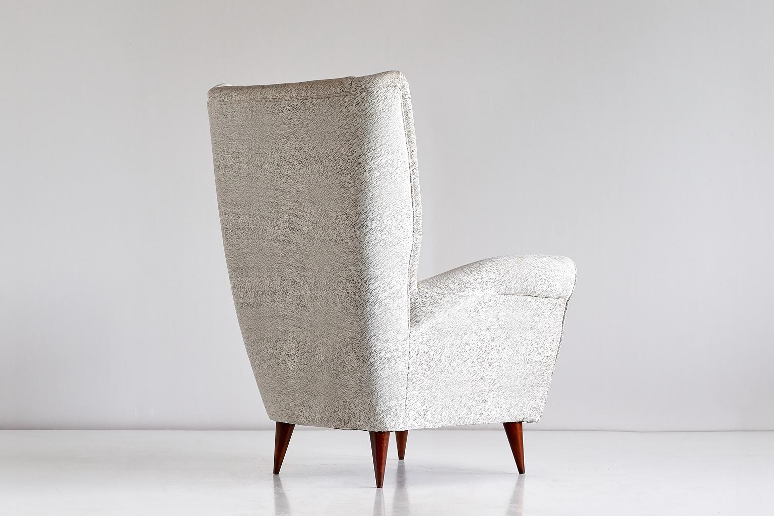 Gio Ponti High Back Armchair in Ivory Chenille and Walnut, Italy, Late 1940s In Excellent Condition In The Hague, NL