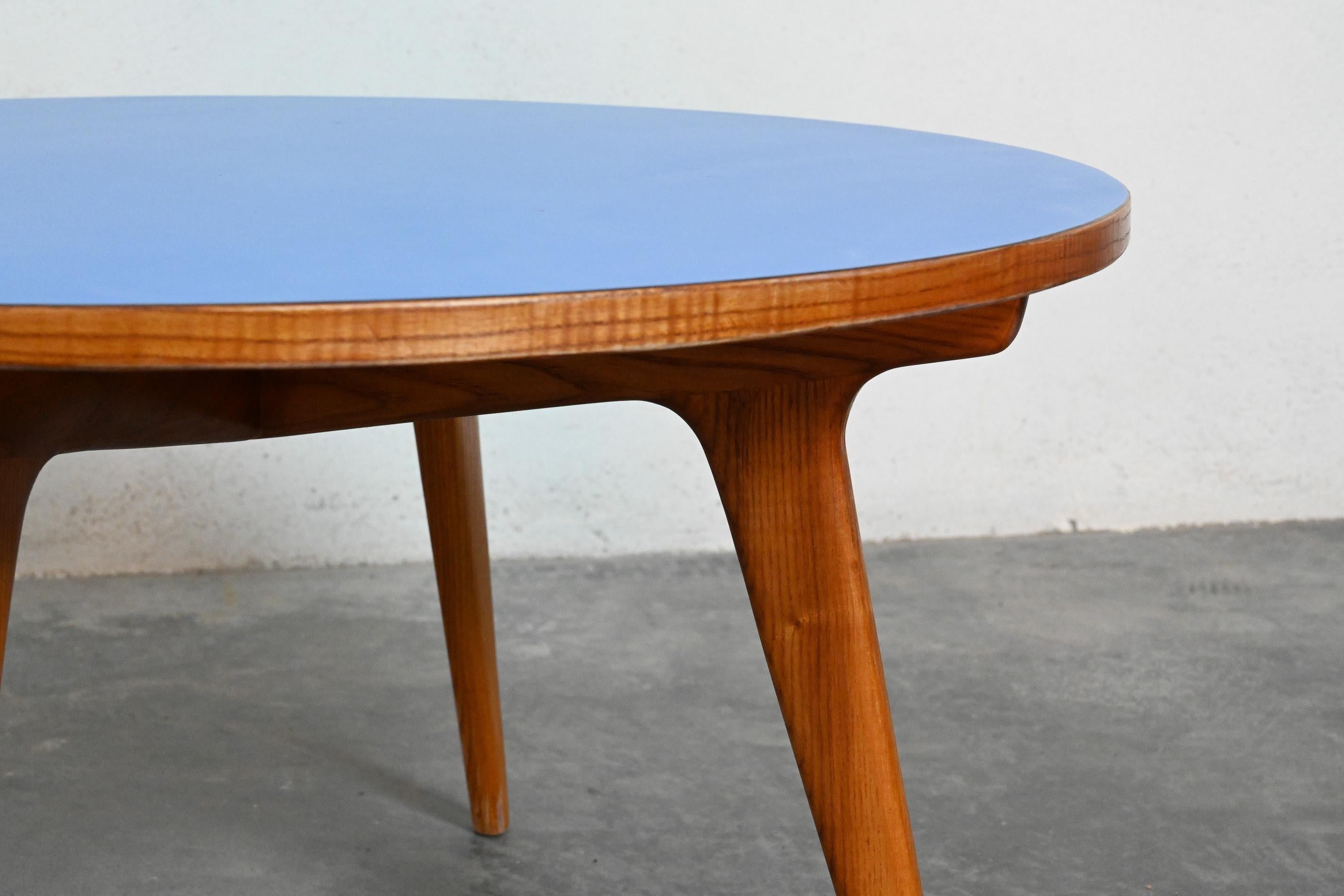 Gio Ponti style maple wood and blue laminate circular low table

reminiscent of the furniture designed for the Hotel Parco dei Principi in Sorrento.

Purchased directly from the Ponti family

The furniture for the Hotel Parco dei Principi in