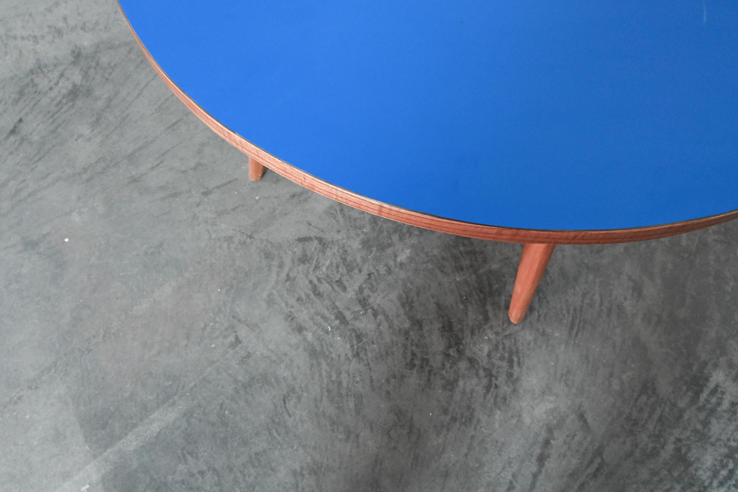Italian Gio Ponti style Maple and Laminate Circular Low Table For Sale