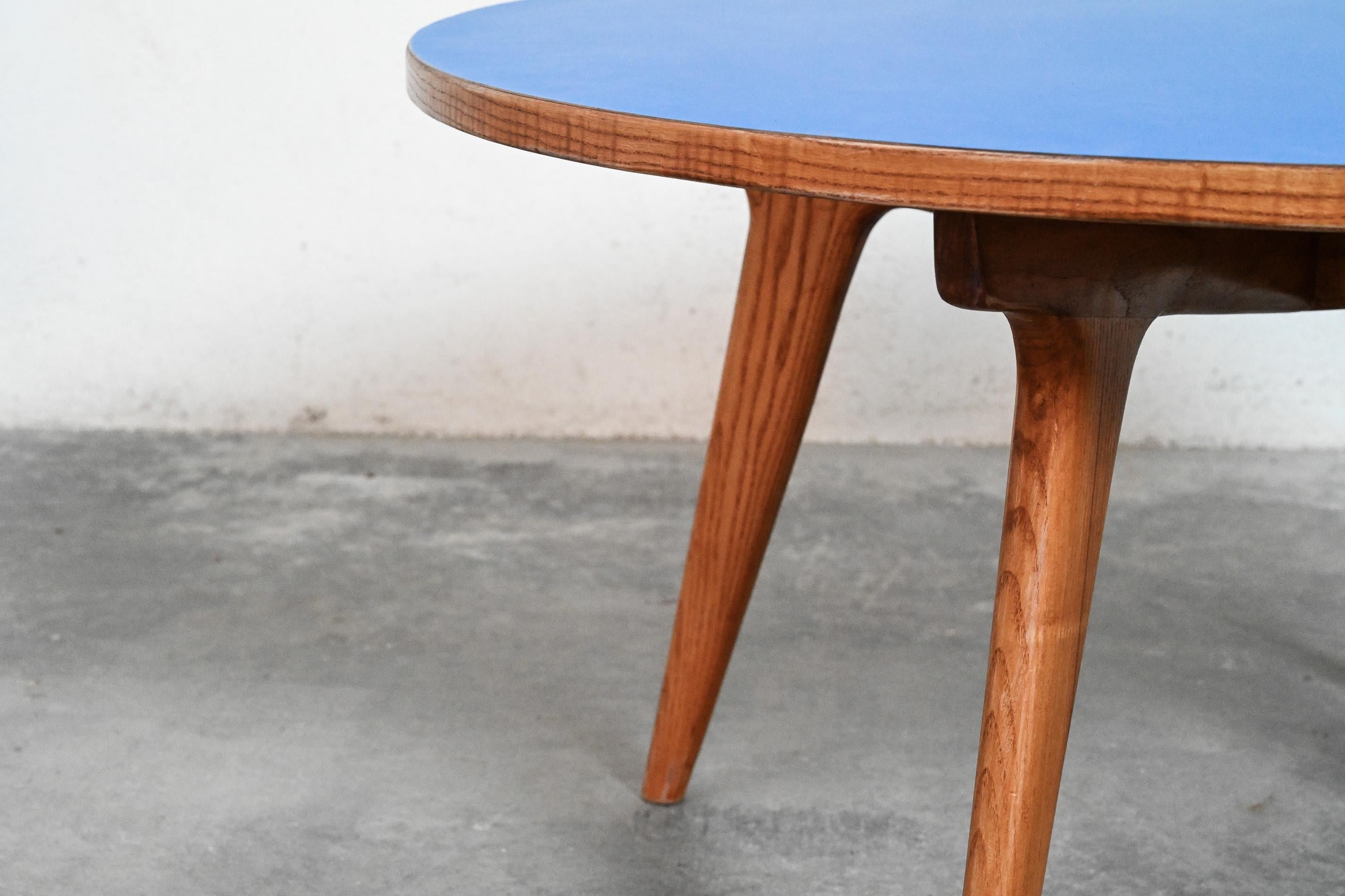 Gio Ponti style Maple and Laminate Circular Low Table In Good Condition For Sale In Henley-on Thames, Oxfordshire
