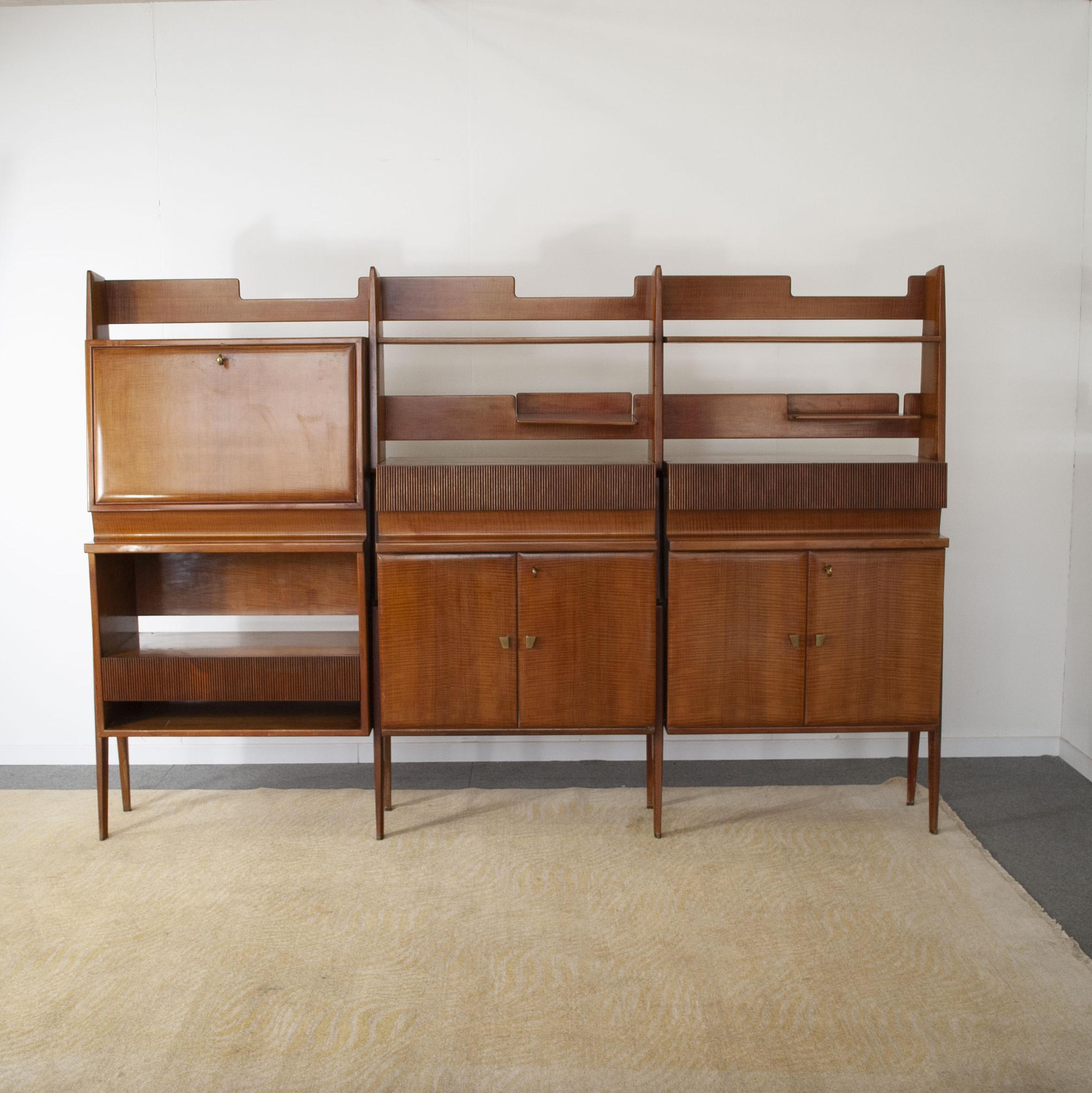 Wonderful wooden bookcase produced by Dassi end of 50’s attributed to Giò Ponti

The furniture by Vittorio Dassi (1893-1973), made in the 40s and 50s, are distinguished by the choice of precious woods such as rosewood, cherry, ash and walnut,