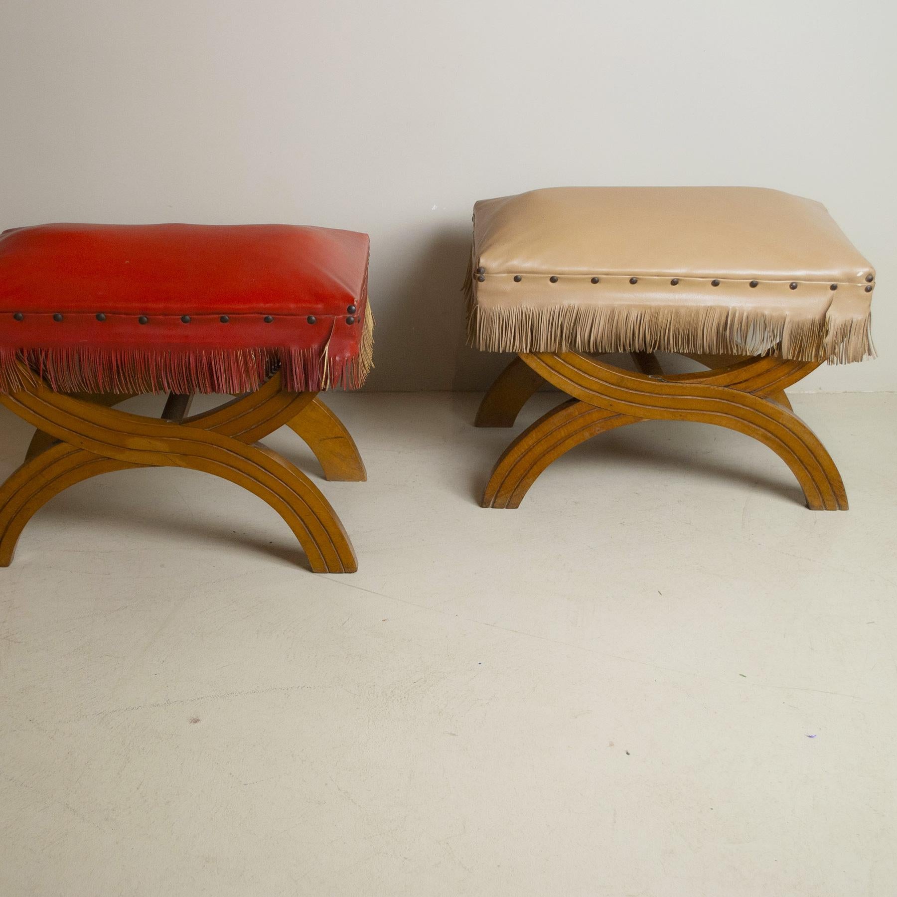 Pair of stools Italian Gio Ponti style, production 40s curved wooden structure vinyl seat original of the time.