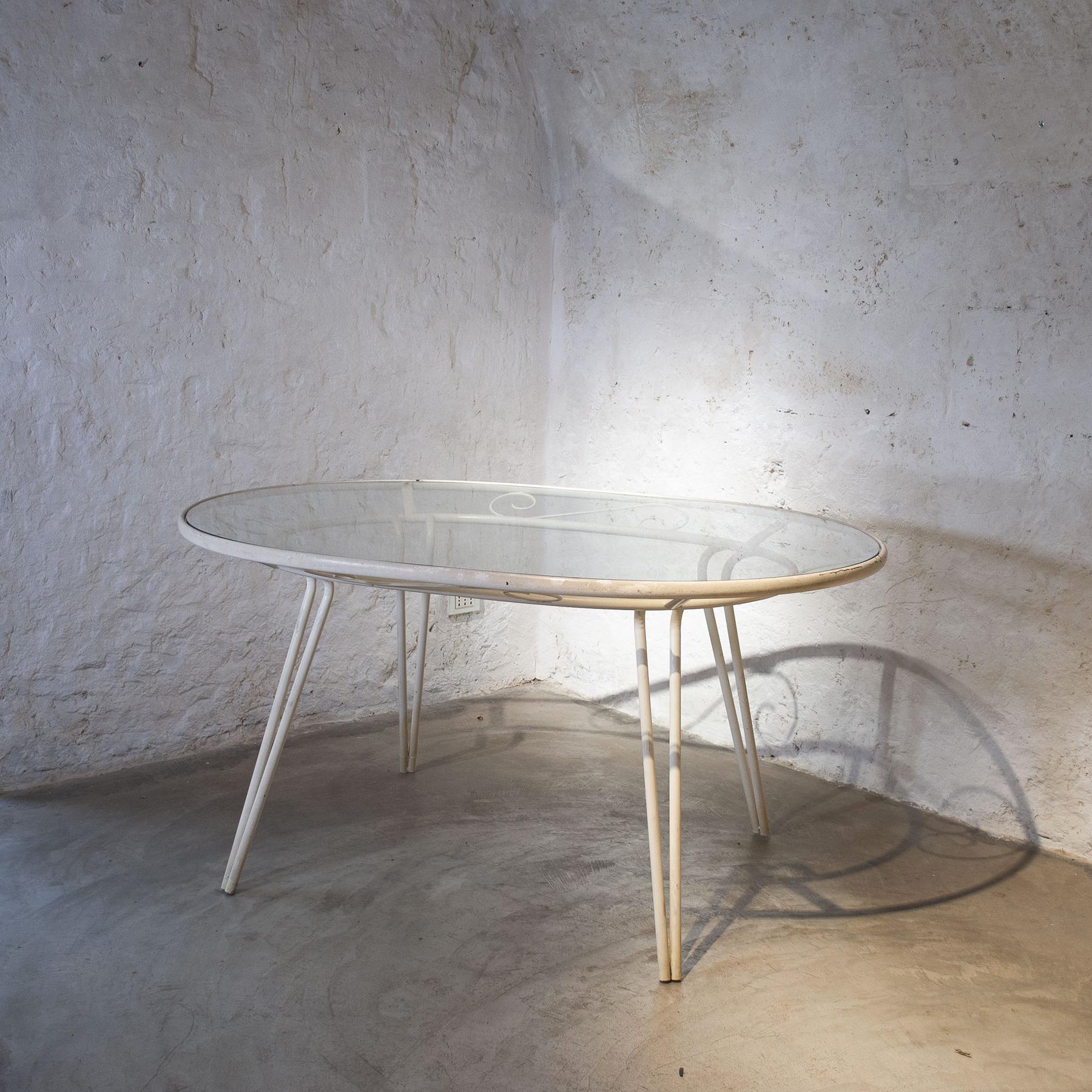 Rare table à thé ovale en fer forgé pour le jardin au début des années 50, design dans le style de Gio Ponti .