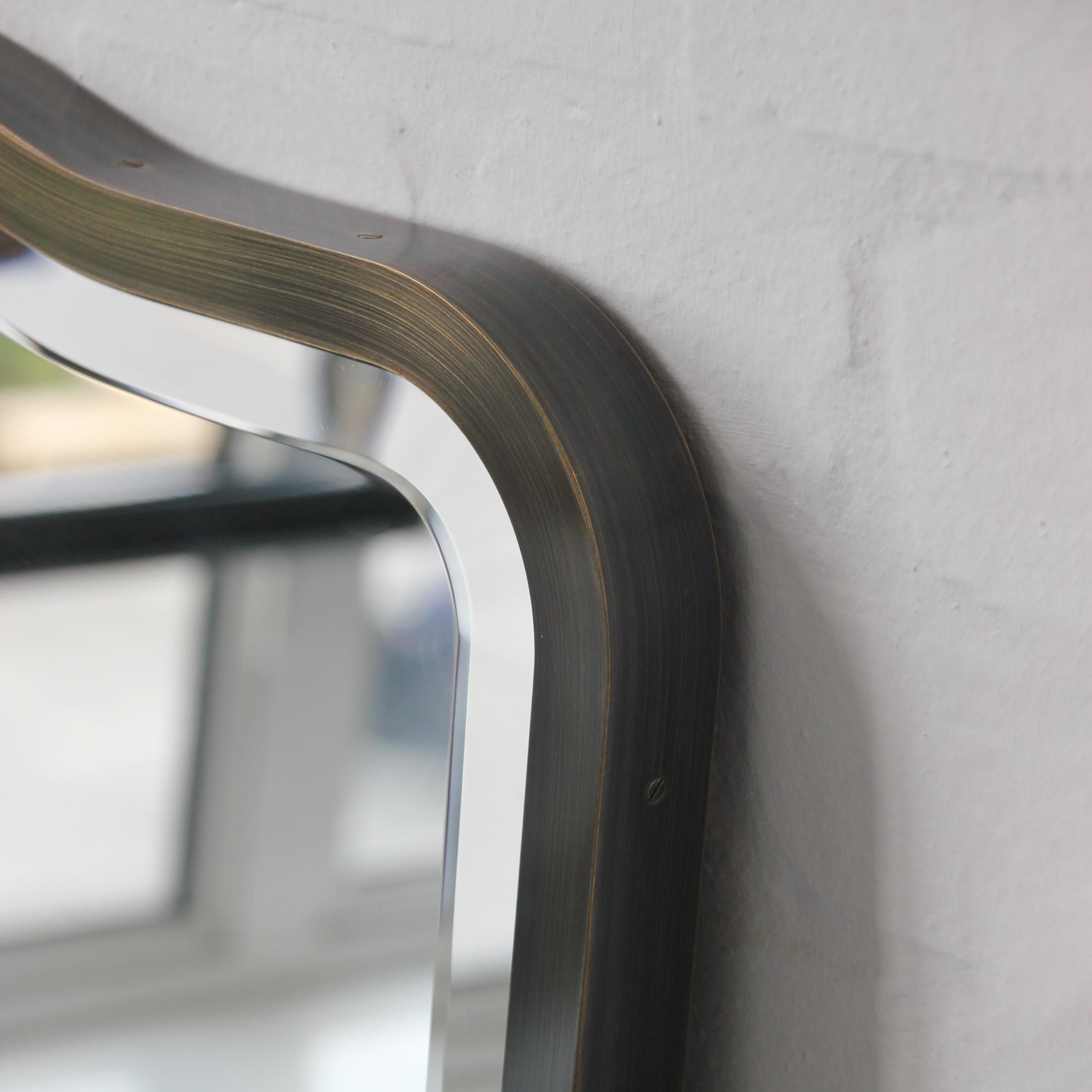 Miroir mural biseauté de style milieu de siècle, cadre en patine bronze, Vintage Four en vente 2