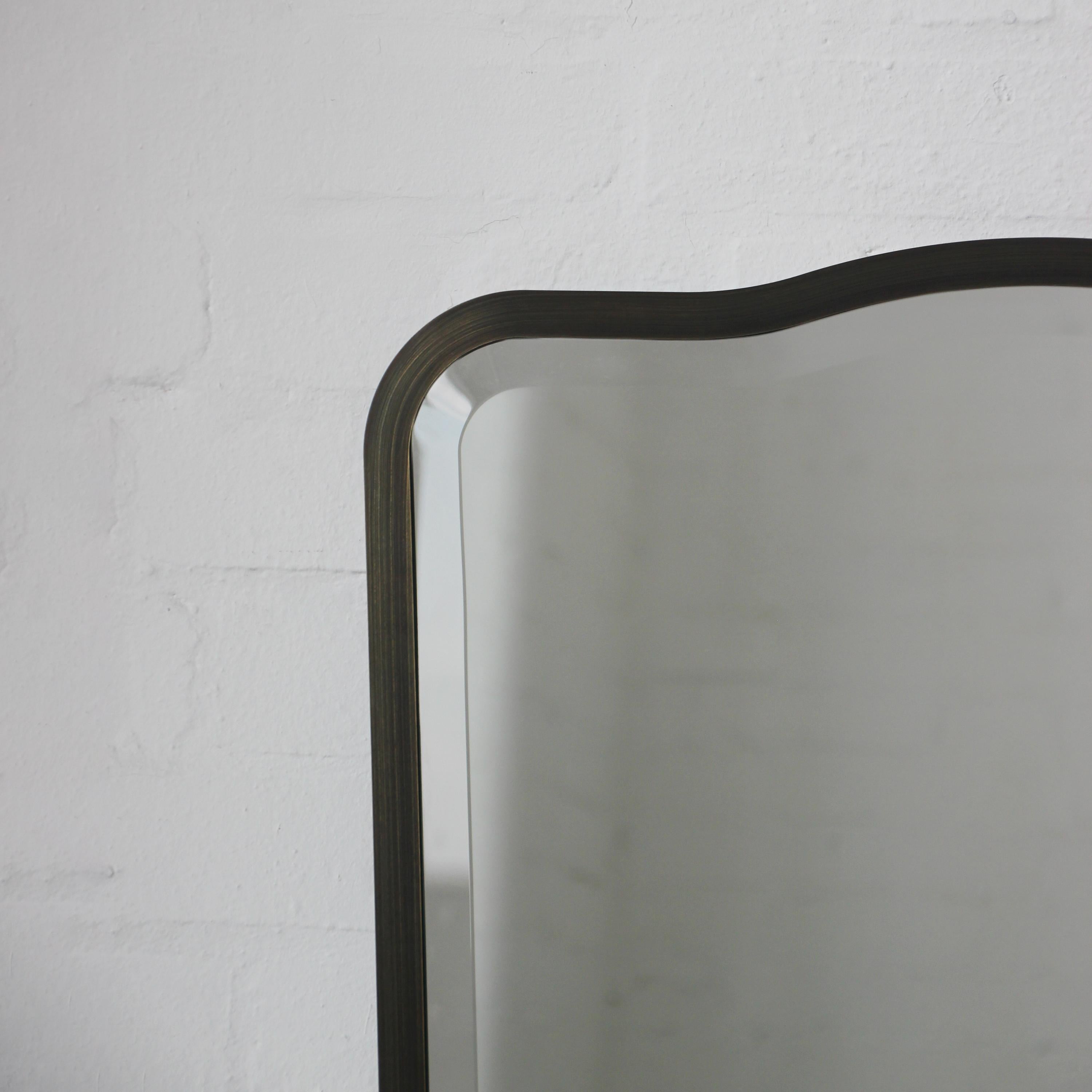 Patiné Miroir mural biseauté de style milieu de siècle, cadre en patine bronze, Vintage Four en vente
