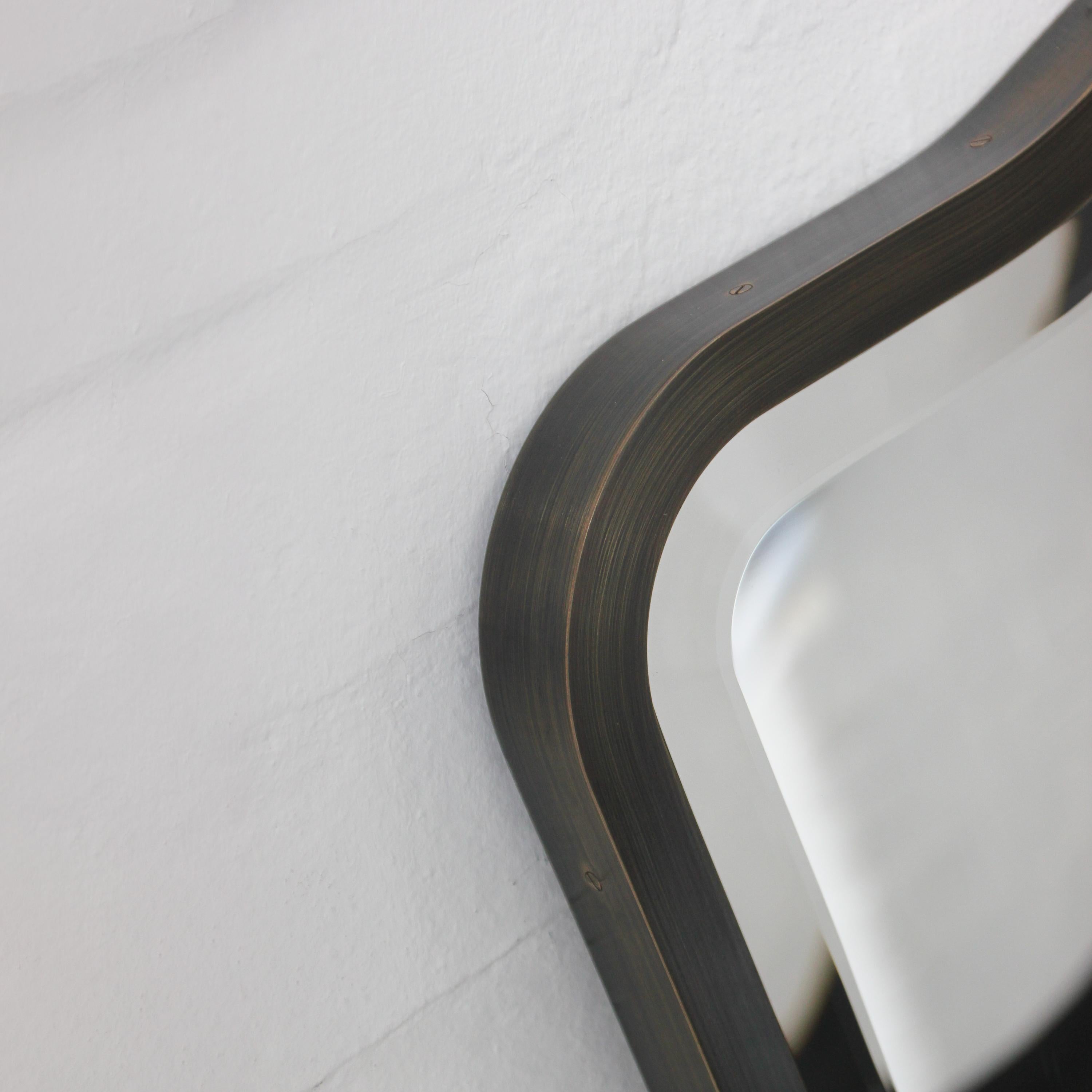 Miroir mural biseauté de style milieu de siècle, cadre en patine bronze, Vintage Four Neuf - En vente à London, GB