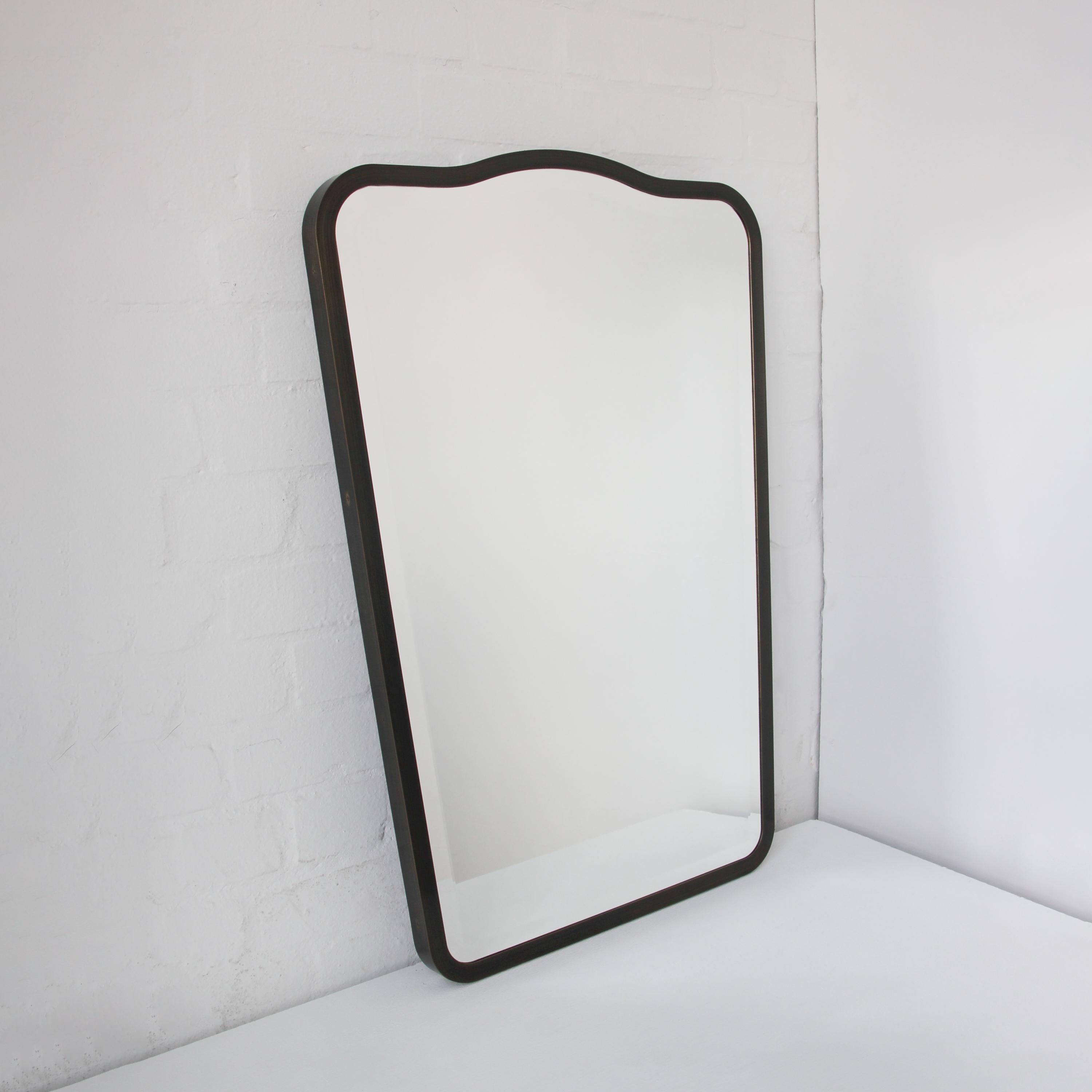 Laiton Miroir mural biseauté de style milieu de siècle, cadre en patine bronze, Vintage Four en vente