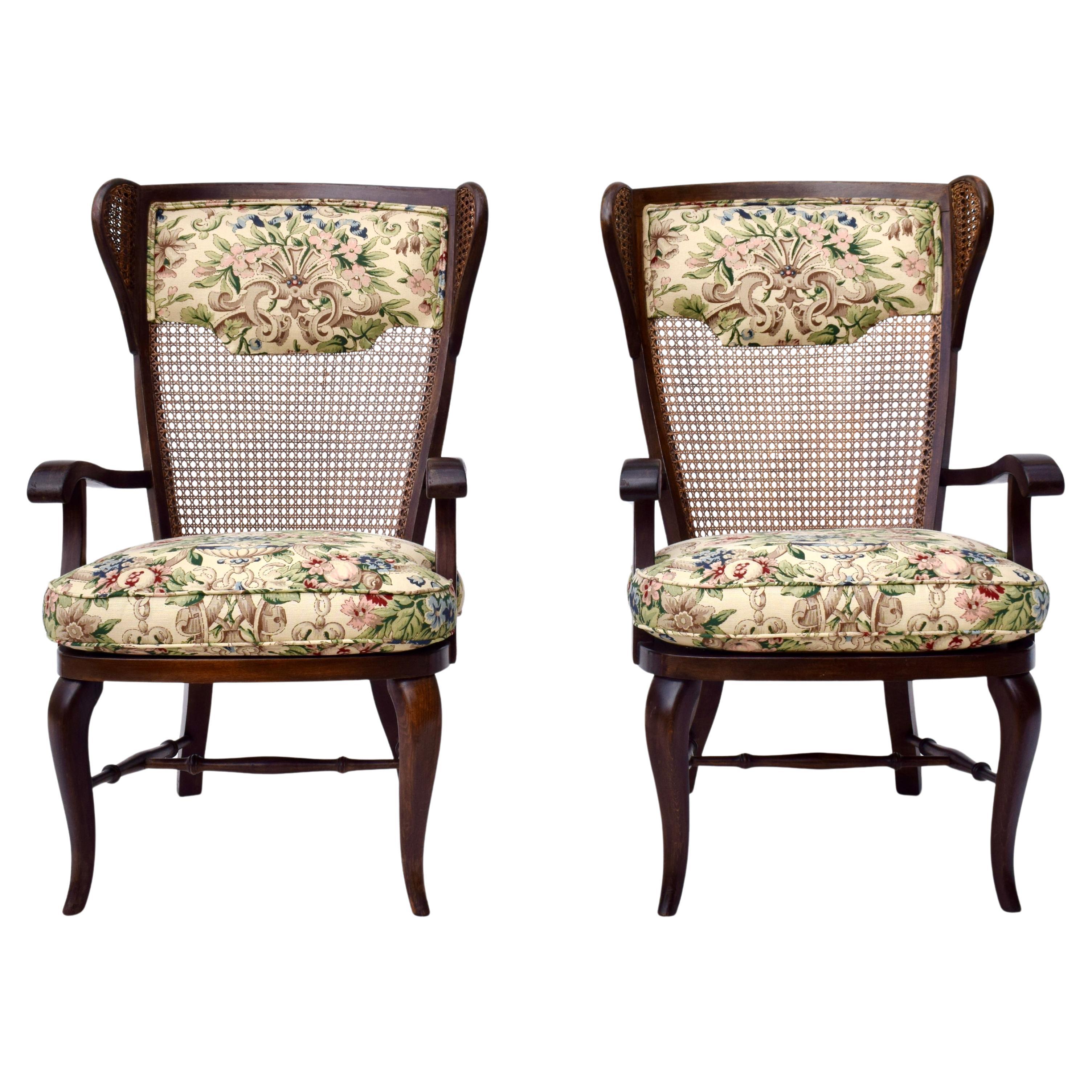 Un'impressionante coppia di sedie con schienale a balestra con imbottitura originale e cuscini personalizzati con imbottitura in piuma d'oca. L'ispirazione italiana è presente in vari modi, tra cui il design unico delle sedie e la tappezzeria