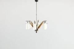 Von Gio Ponti inspirierter sechsarmiger Kronleuchter aus Messing und Holz, Italien, 1960er Jahre