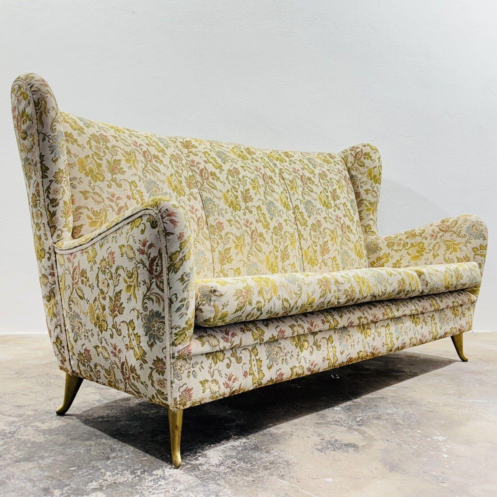 Wonderful three-seater sofa designed by Gio ponti for Isa Bergamo.

Wooden frame covered in embroidered floral fabric , brass feet.

The item is in excellent conservative condition, no cosmetic or structural flaws to report, just slight and obvious