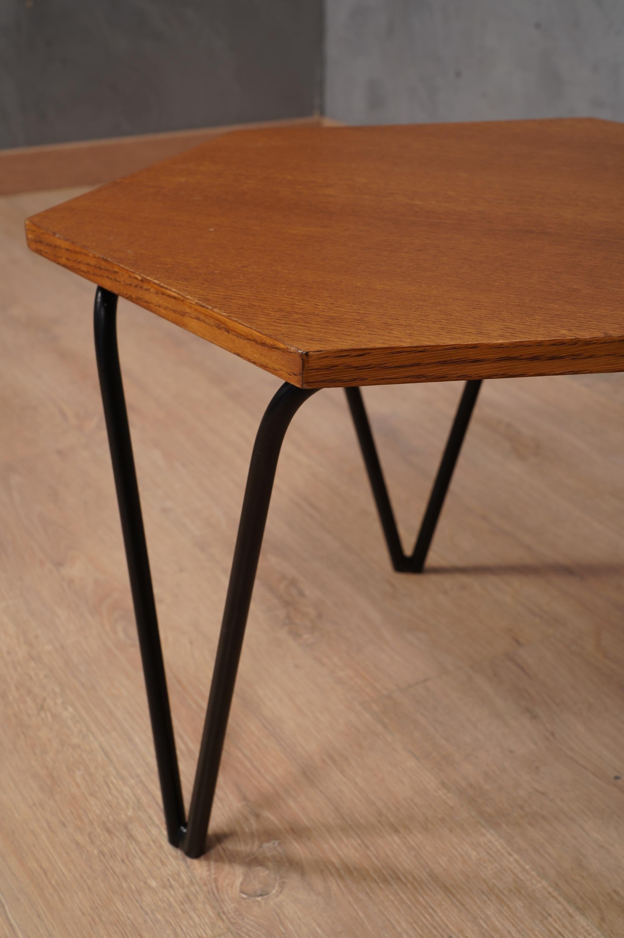 Gio Ponti table d'appoint hexagonale en bois et fer fabriquée par ISA, 1960 en vente 3