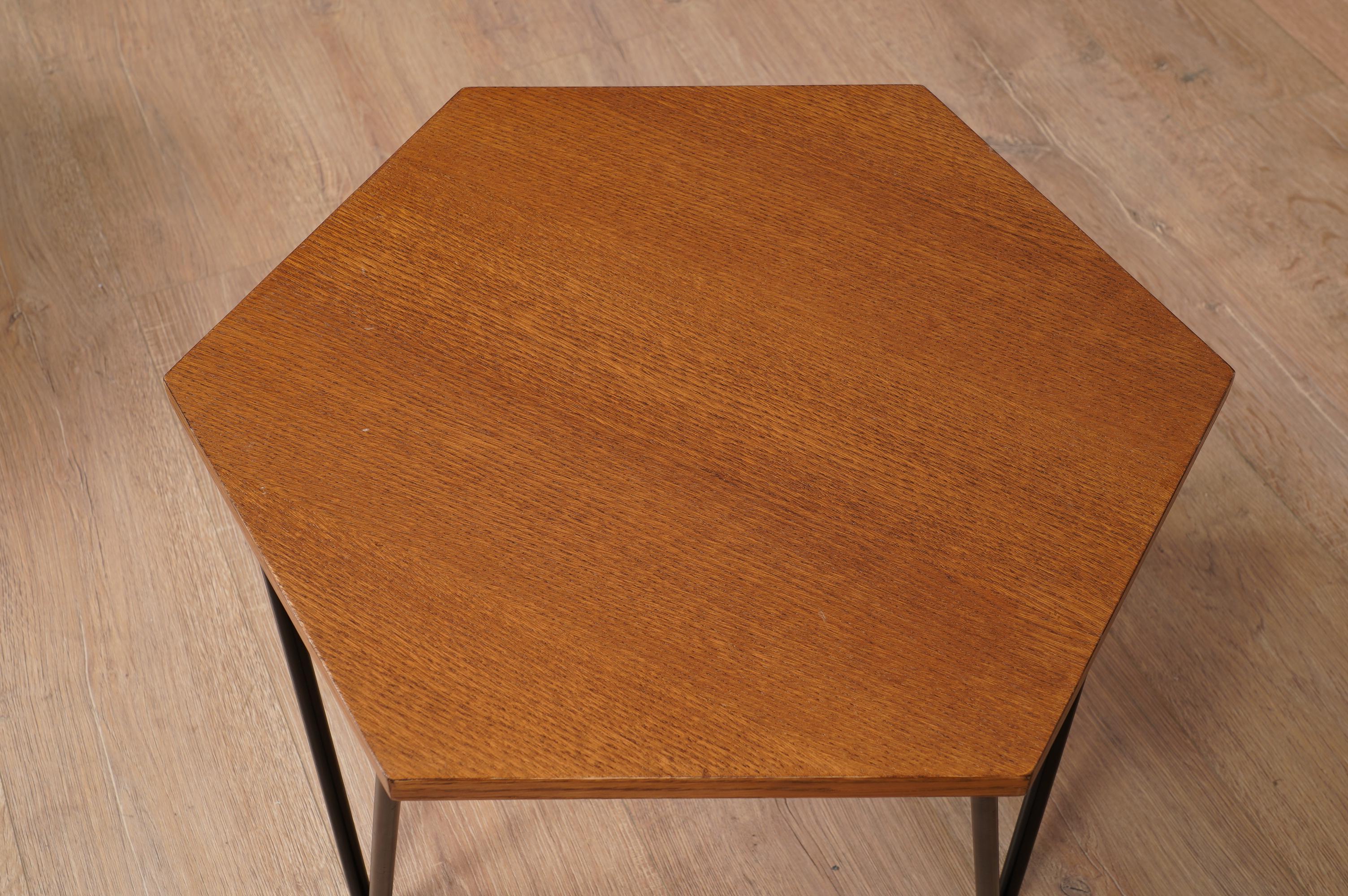 Gio Ponti table d'appoint hexagonale en bois et fer fabriquée par ISA, 1960 en vente 1