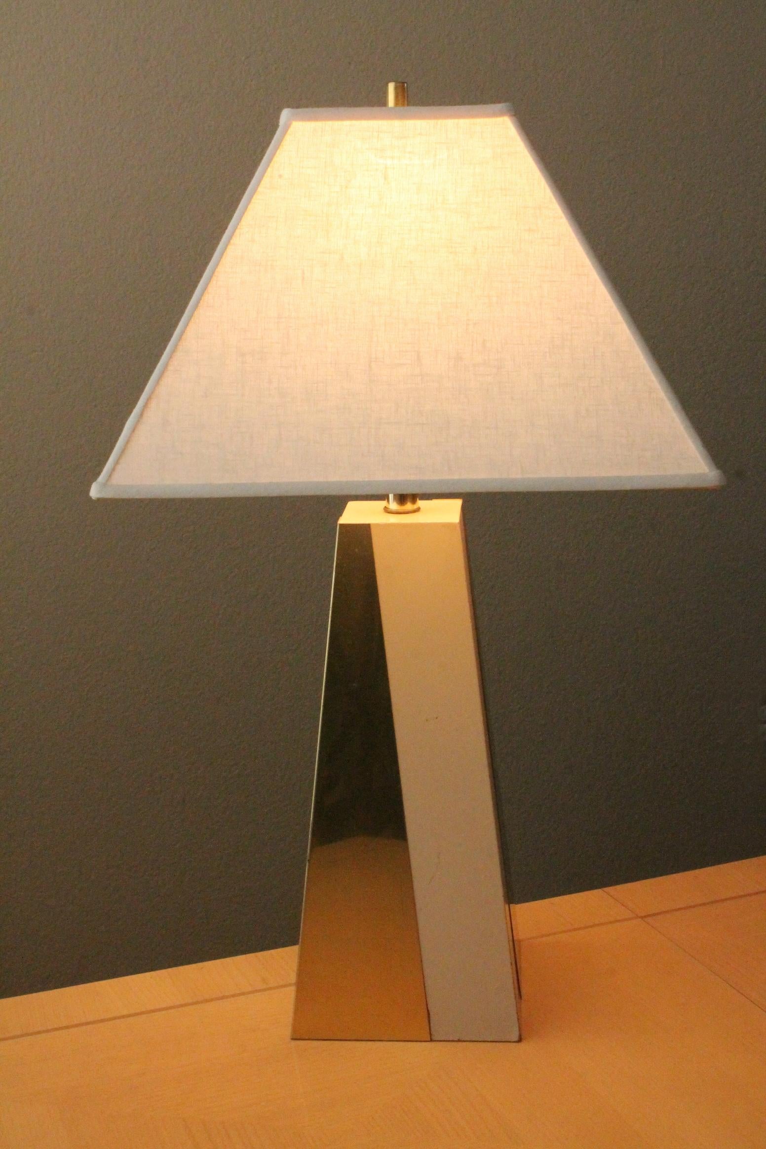 FABULOUS!

WOOD, PERSPEX & BRASS
GEOMETRIC TABLE LAMP
IN THE STYLE OF GIO PONTI, CIRCA 1960s

Dimensions: Approximately 28