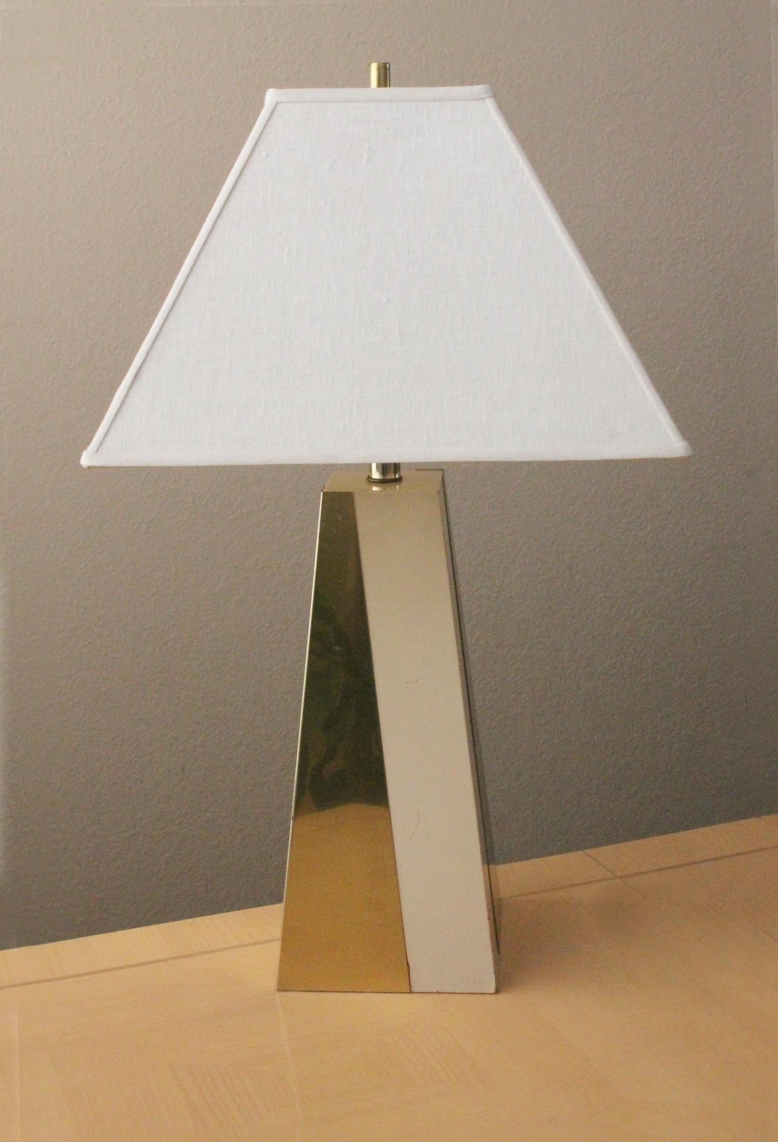 Mid-Century Modern Italian Brass Geometric Table Lamp Style of Gio Ponti, Circa 1960s MCM Atomic For Sale