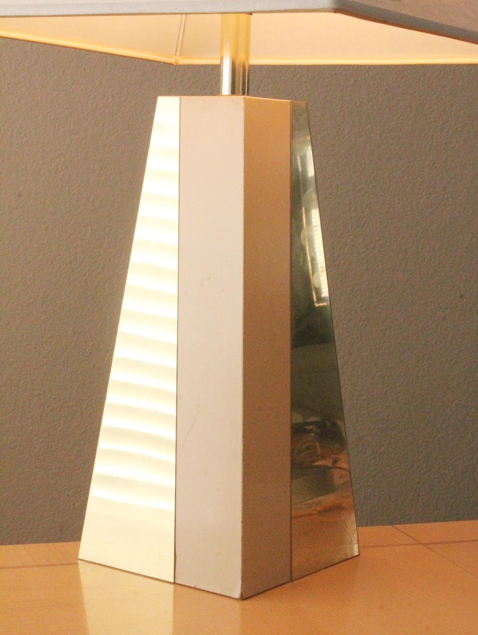 Italian Brass Geometric Table Lamp Style of Gio Ponti, Circa 1960s MCM Atomic In Good Condition For Sale In Peoria, AZ