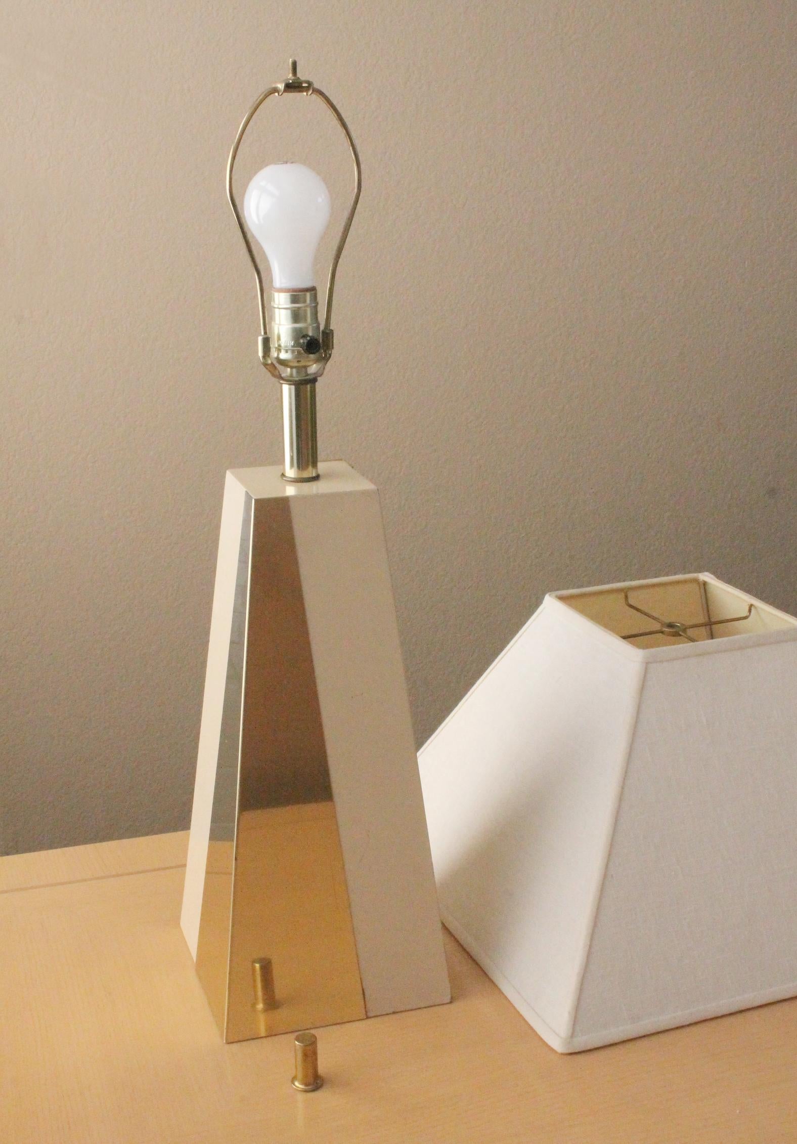 Mid-20th Century Italian Brass Geometric Table Lamp Style of Gio Ponti, Circa 1960s MCM Atomic For Sale