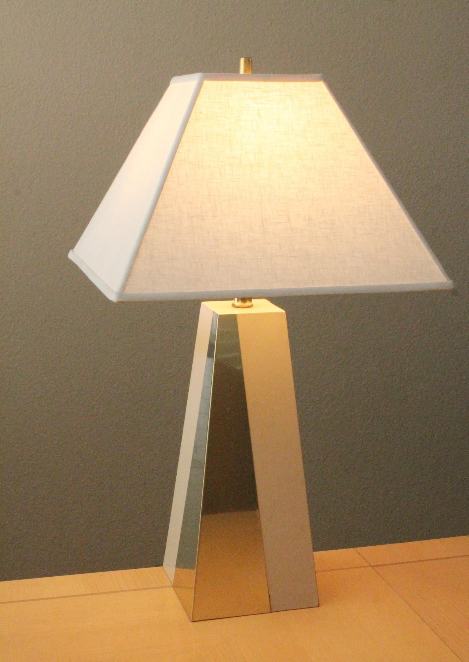 Metal Italian Brass Geometric Table Lamp Style of Gio Ponti, Circa 1960s MCM Atomic For Sale