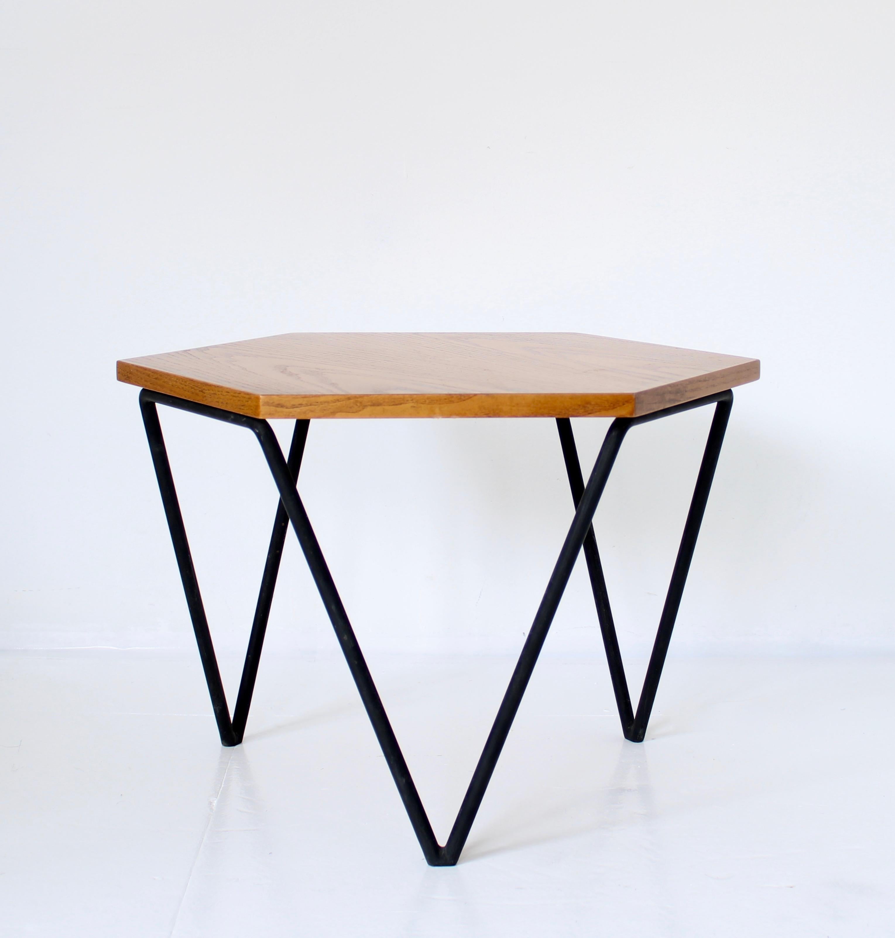 Part of the modular segmented coffee table designed by Gio Ponti produced by I.S.A. Italia which had 7 identical tables either made of wood or white laminate.
Each had a honeycomb shape and three triangular legs.
The metal base has their original