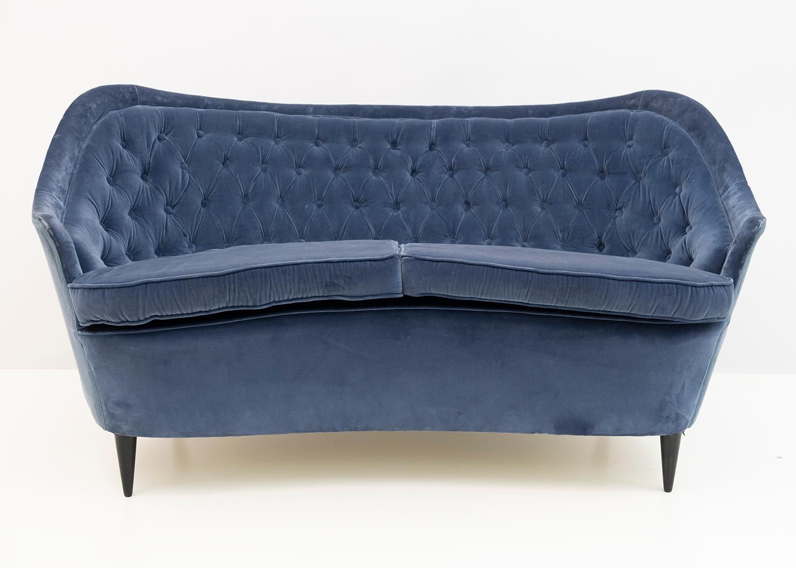 Vintage collectible sofa designed for the first time by Gio Ponti for the Casa e Giardino manufacturing company in the late 1930s.
The upholstery is original but in poor condition, a new upholstery is recommended.