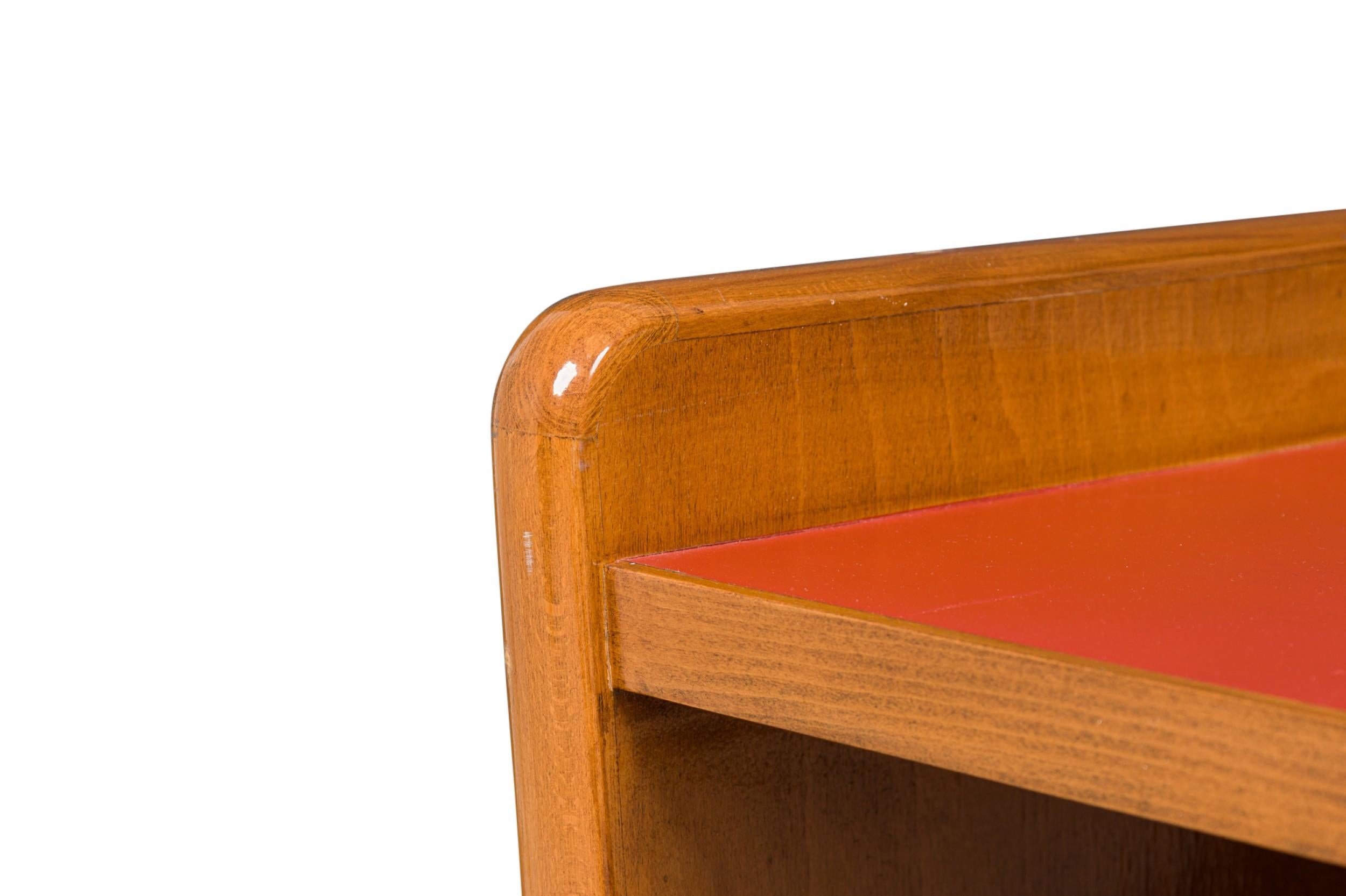 Gio Ponti Librería italiana de mediados de siglo de madera de frutal y cuero rojo pequeña de 3 estantes Moderno de mediados de siglo en venta