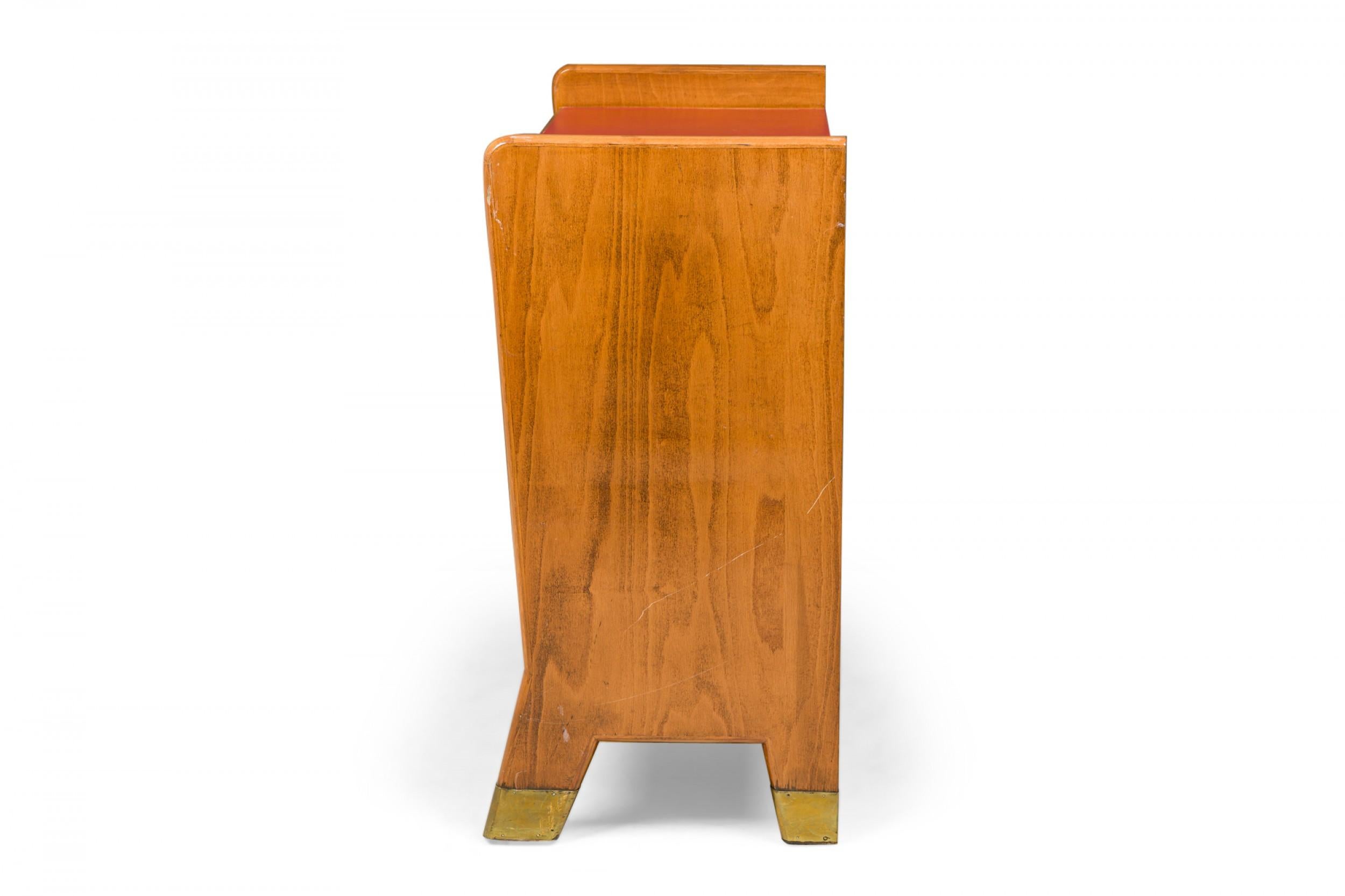 Gio Ponti Librería italiana de mediados de siglo de madera de frutal y cuero rojo pequeña de 3 estantes en Bueno estado para la venta en Queens, NY