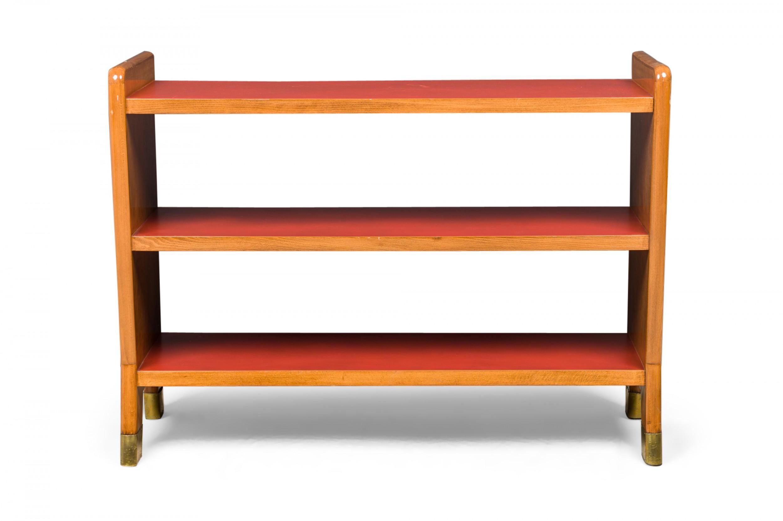 Gio Ponti Librería italiana de mediados de siglo de madera de frutal y cuero rojo pequeña de 3 estantes siglo XX en venta
