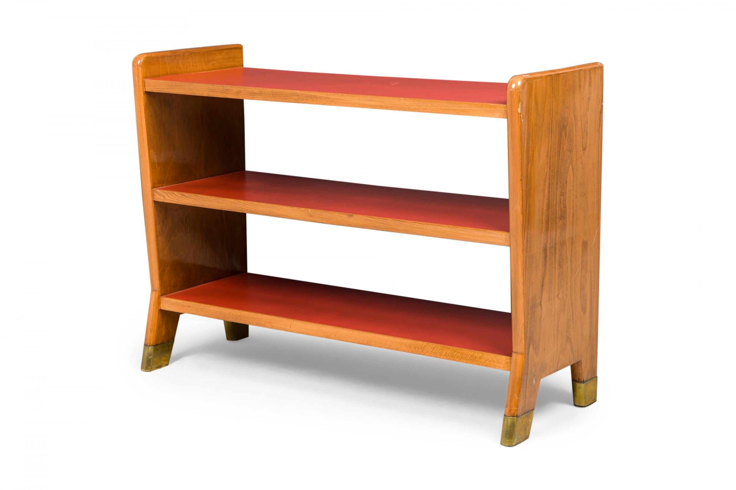 Gio Ponti Librería italiana de mediados de siglo de madera de frutal y cuero rojo pequeña de 3 estantes Madera en venta
