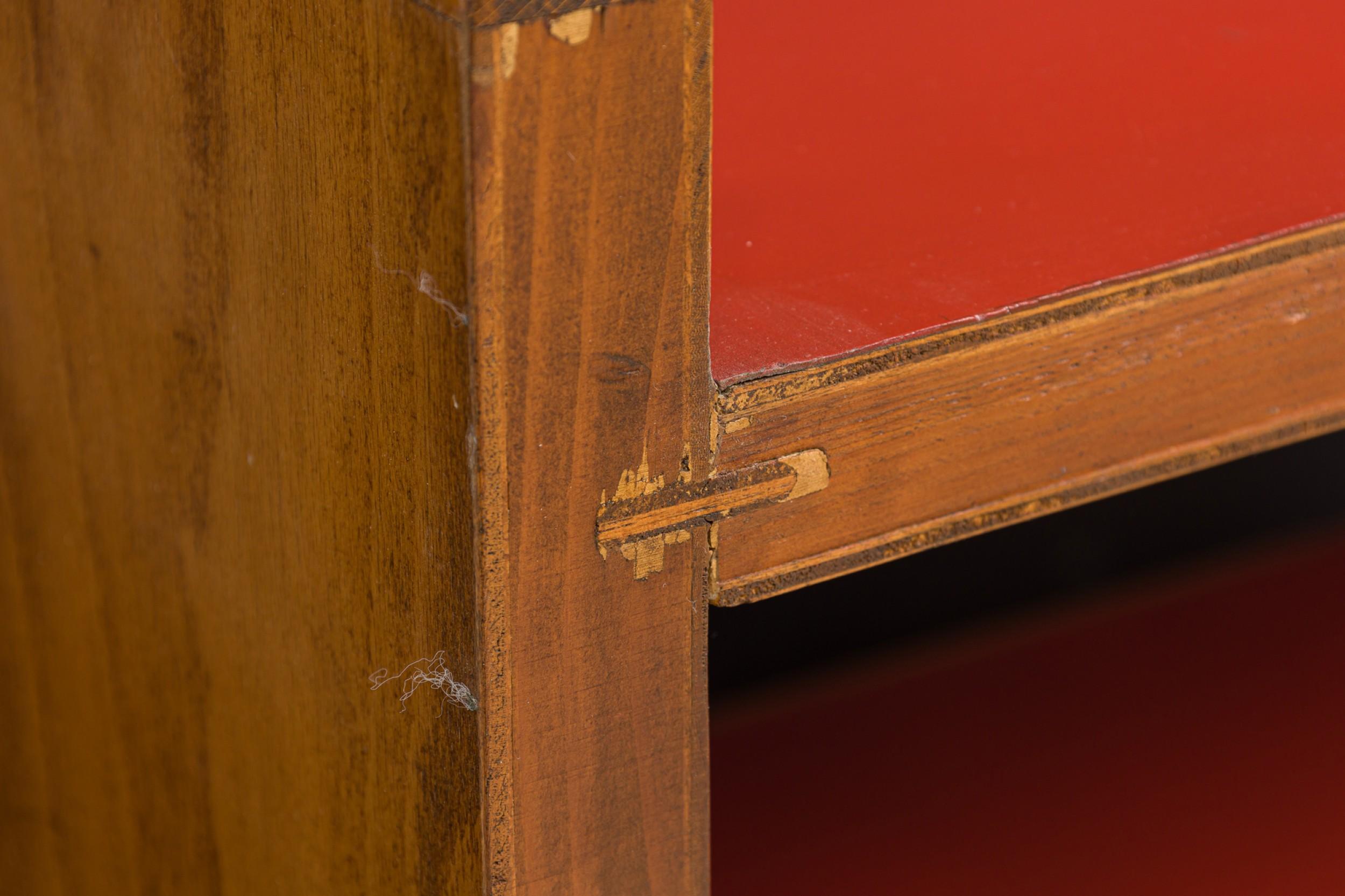 Gio Ponti Librería italiana de mediados de siglo de madera de frutal y cuero rojo pequeña de 3 estantes en venta 1