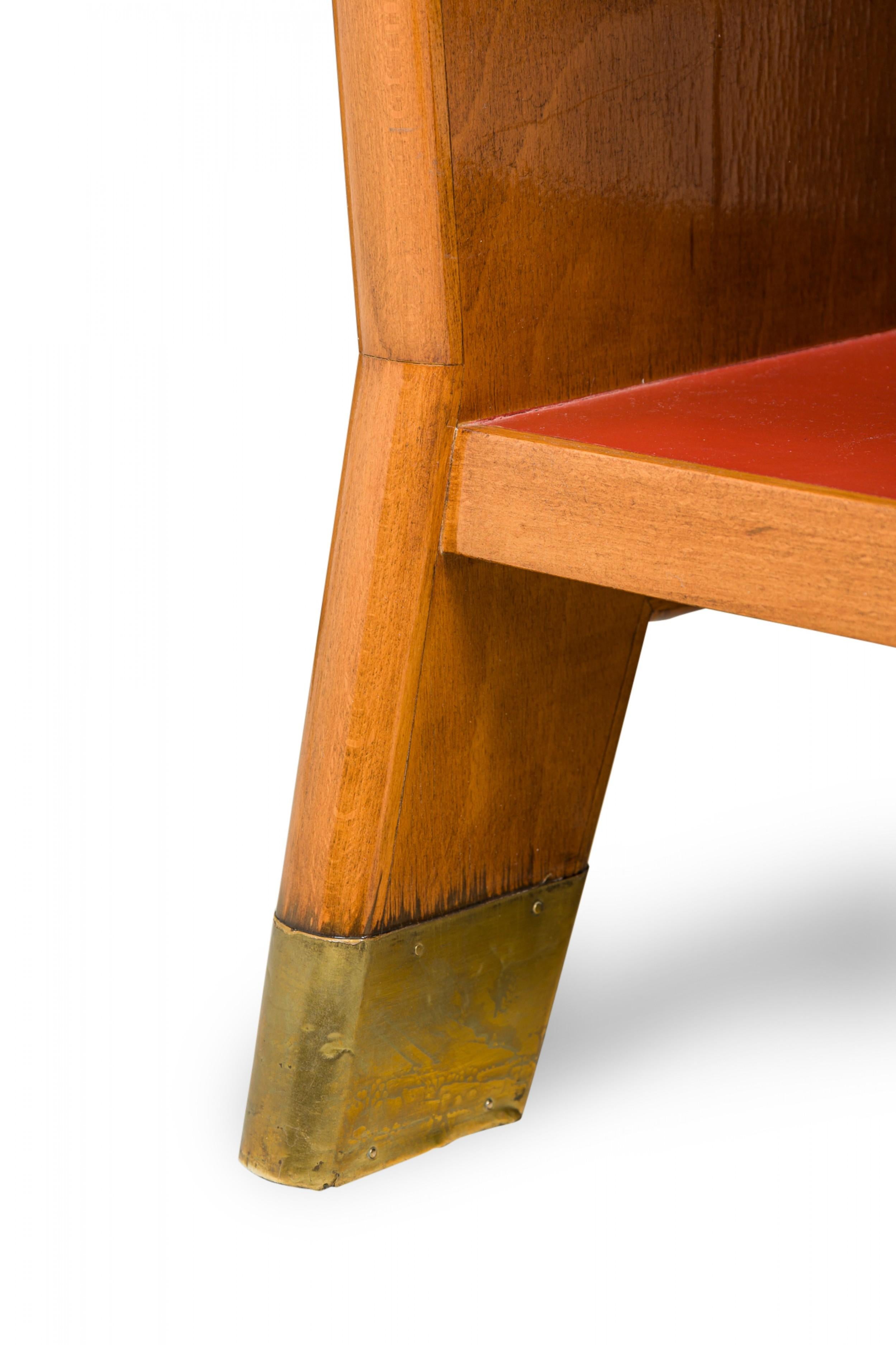 Pequeña librería italiana de mediados de siglo (años 50) de 3 estantes de madera de frutal con tapas de estantes de cuero rojo. (GIO PONTI)

Ligero desgaste del acabado