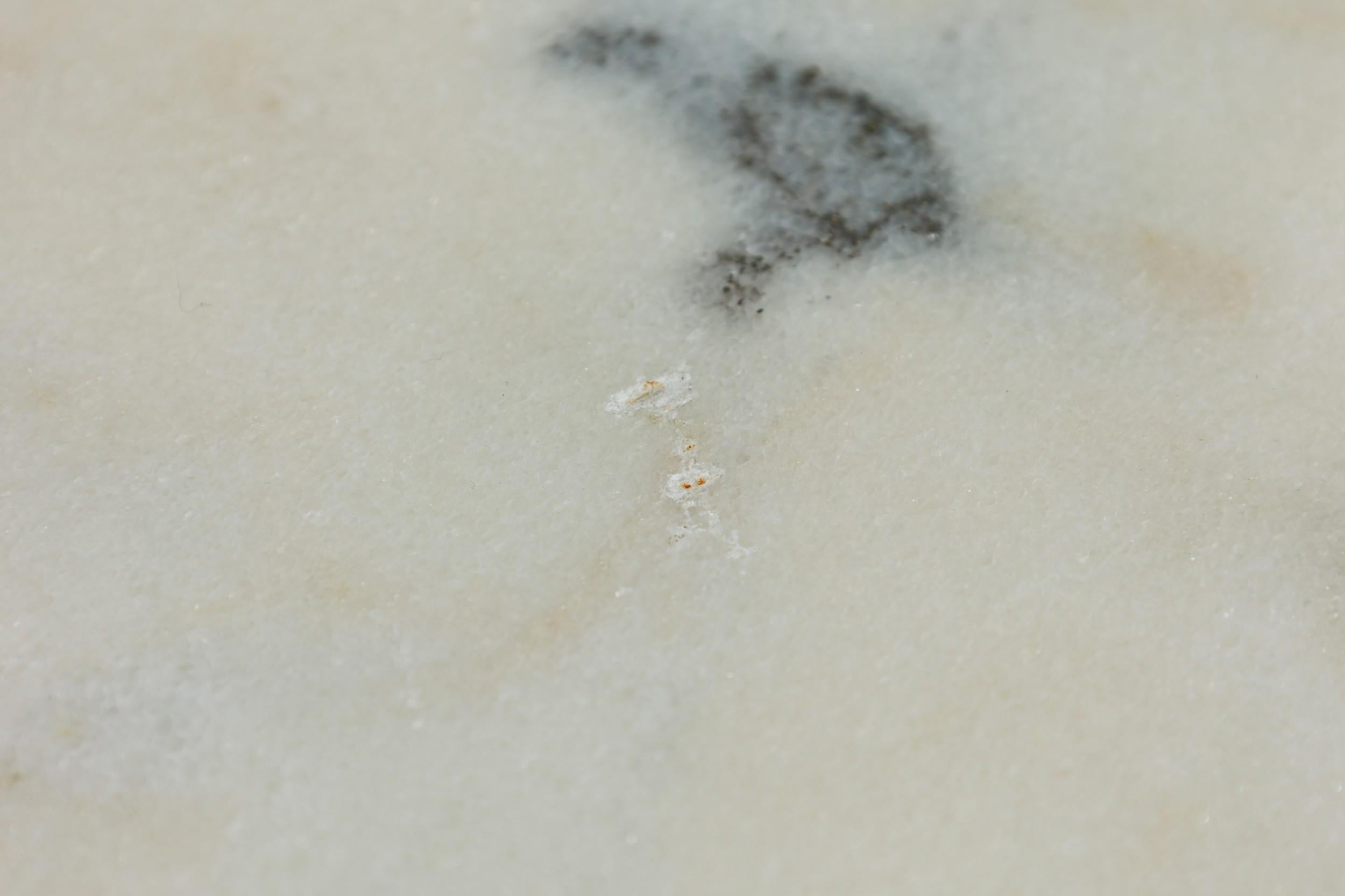 Table basse / basse rectangulaire italienne du milieu du siècle dernier, avec un plateau en marbre blanc reposant sur un cadre en noyer avec une base à châssis en forme de x incurvé avec un motif central incrusté, avec des pieds se terminant par des