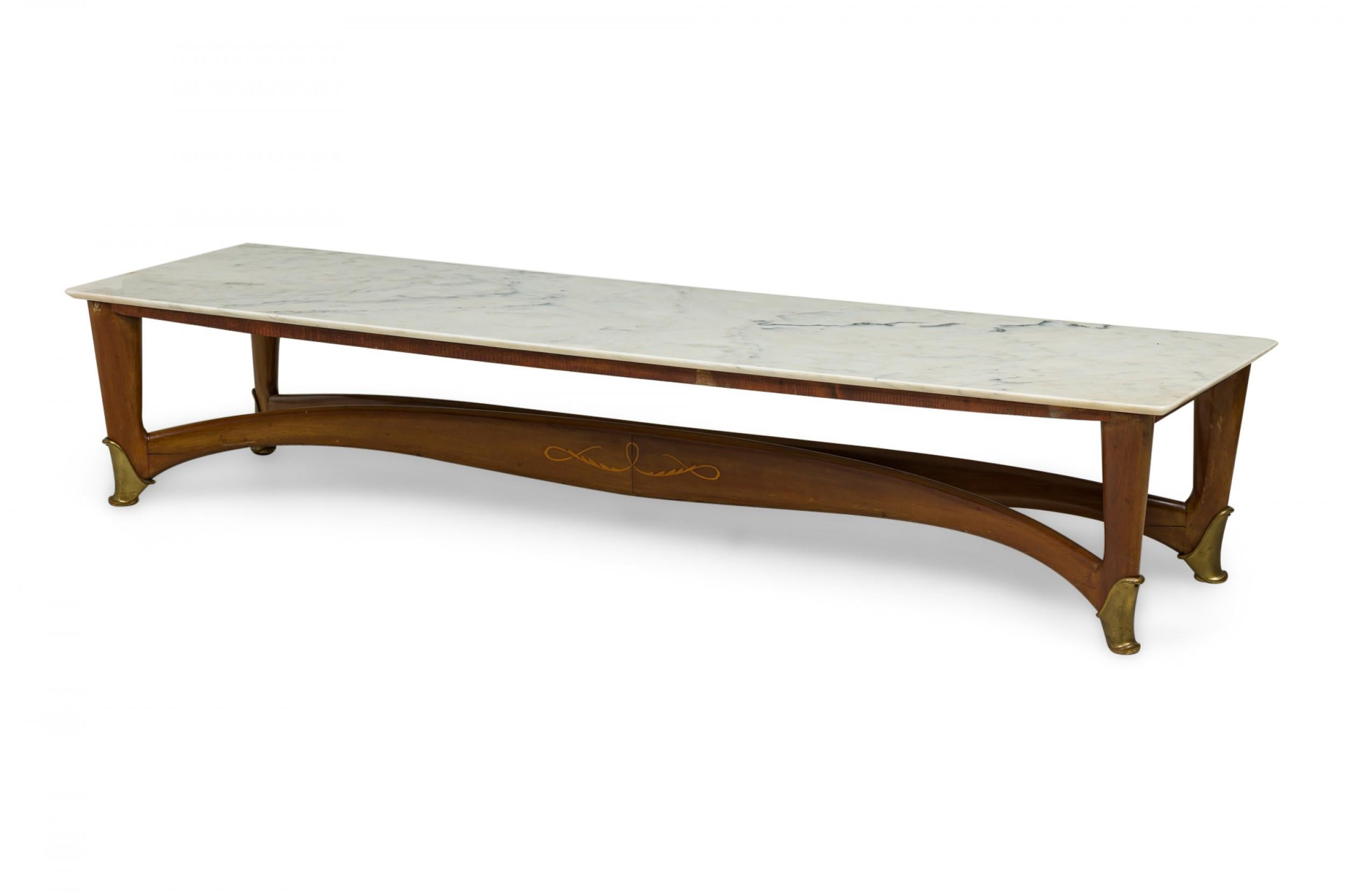 20ième siècle Gio Ponti Italian Mid-Century Modern Walnut and White Marble Low / Coffee Table (table basse / basse) en vente