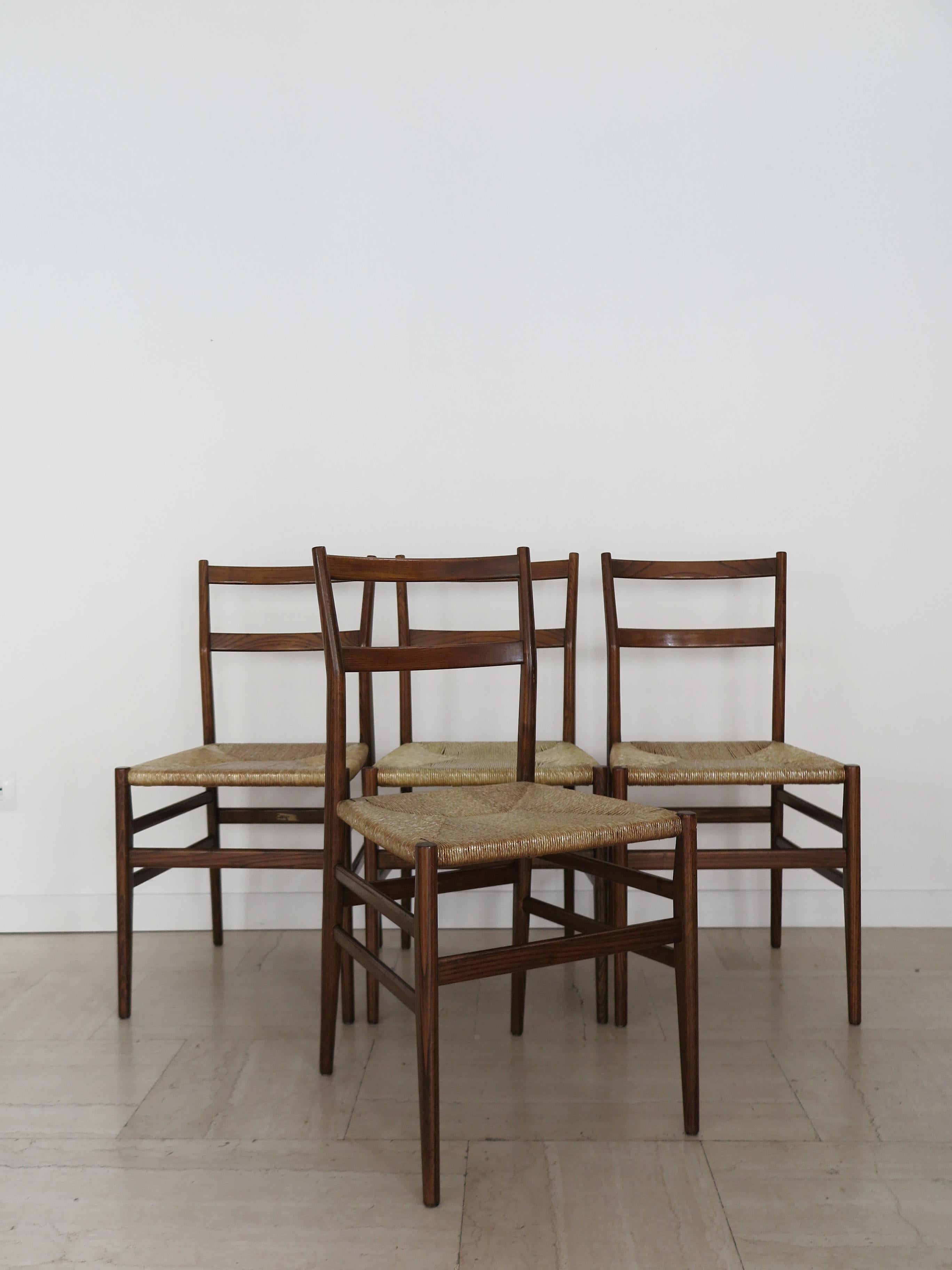 Satz von vier Esszimmerstühlen Modell Leggera entworfen von Gio Ponti für Cassina, Eschenholzrahmen und gewachstes Seil Sitz, um 1960er Jahre.
Cassina Klebeetikett auf einigen Stühlen

Bibliographie:
Domus 264-265 (dicembre 1951), S. 15;
Domus 268